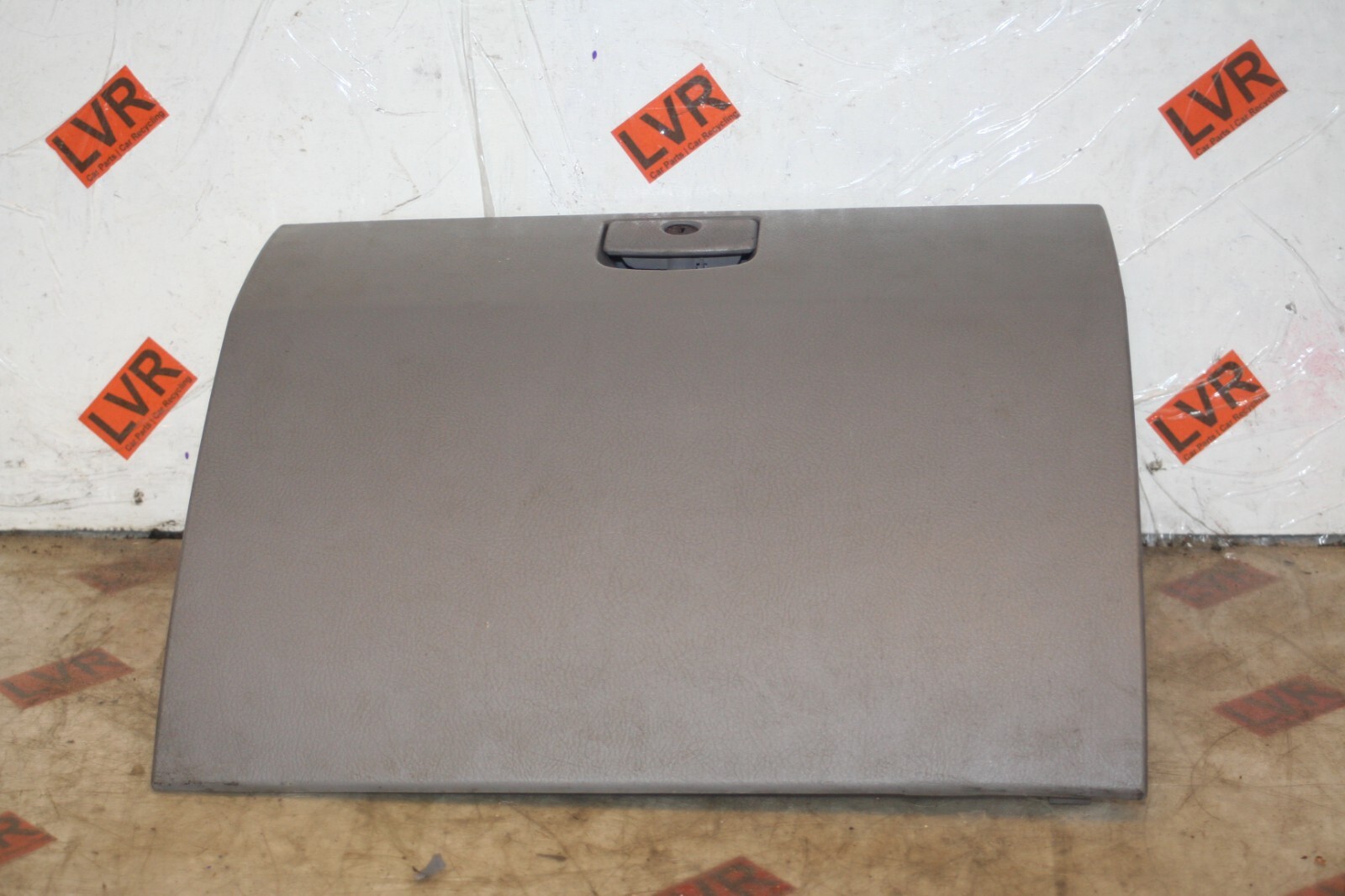 2009 KIA SORENTO. GLOVE BOX