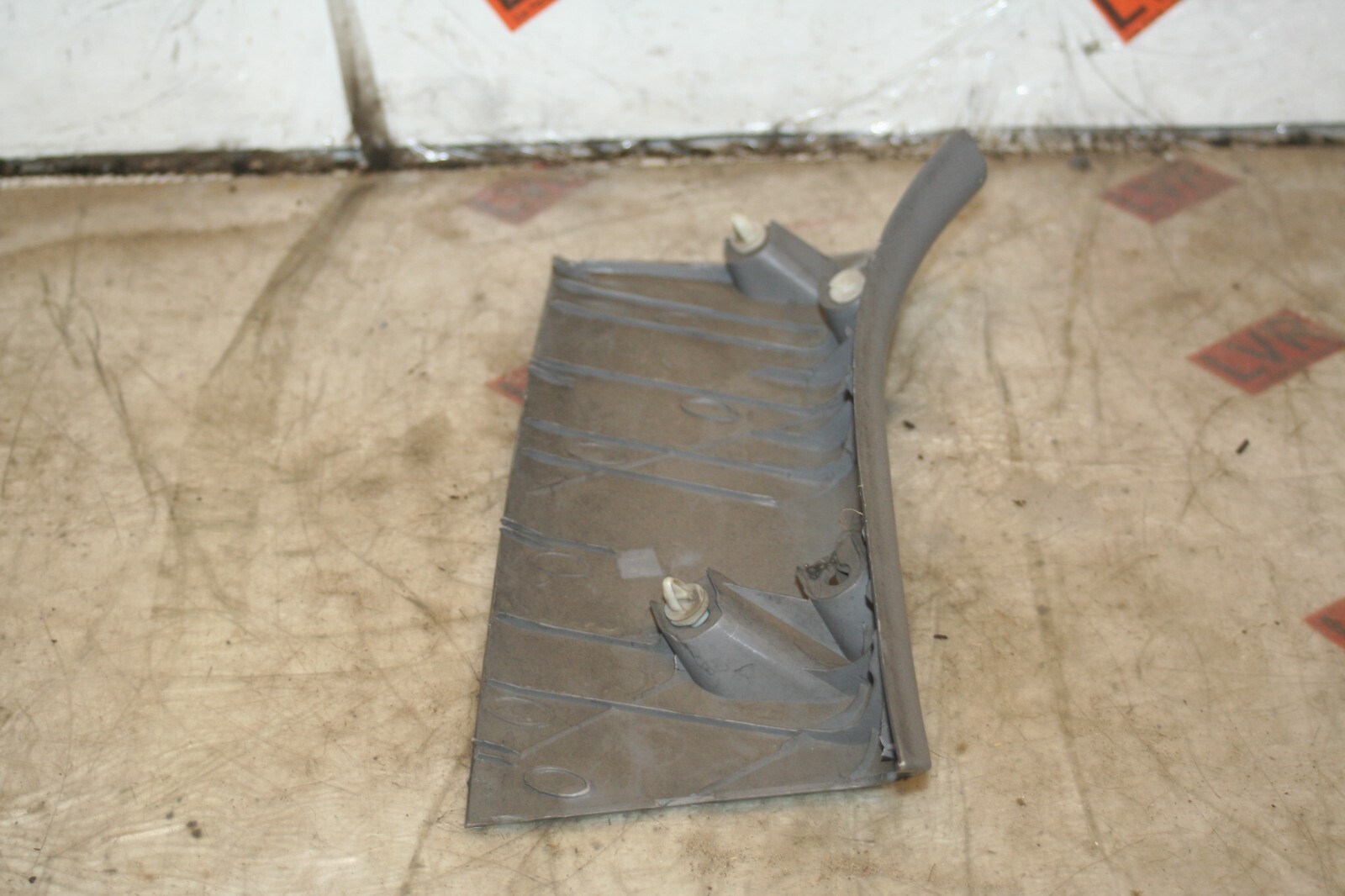2009 KIA SORENTO. BOOT PLASTIC TRIM C PILLAR - Image 2