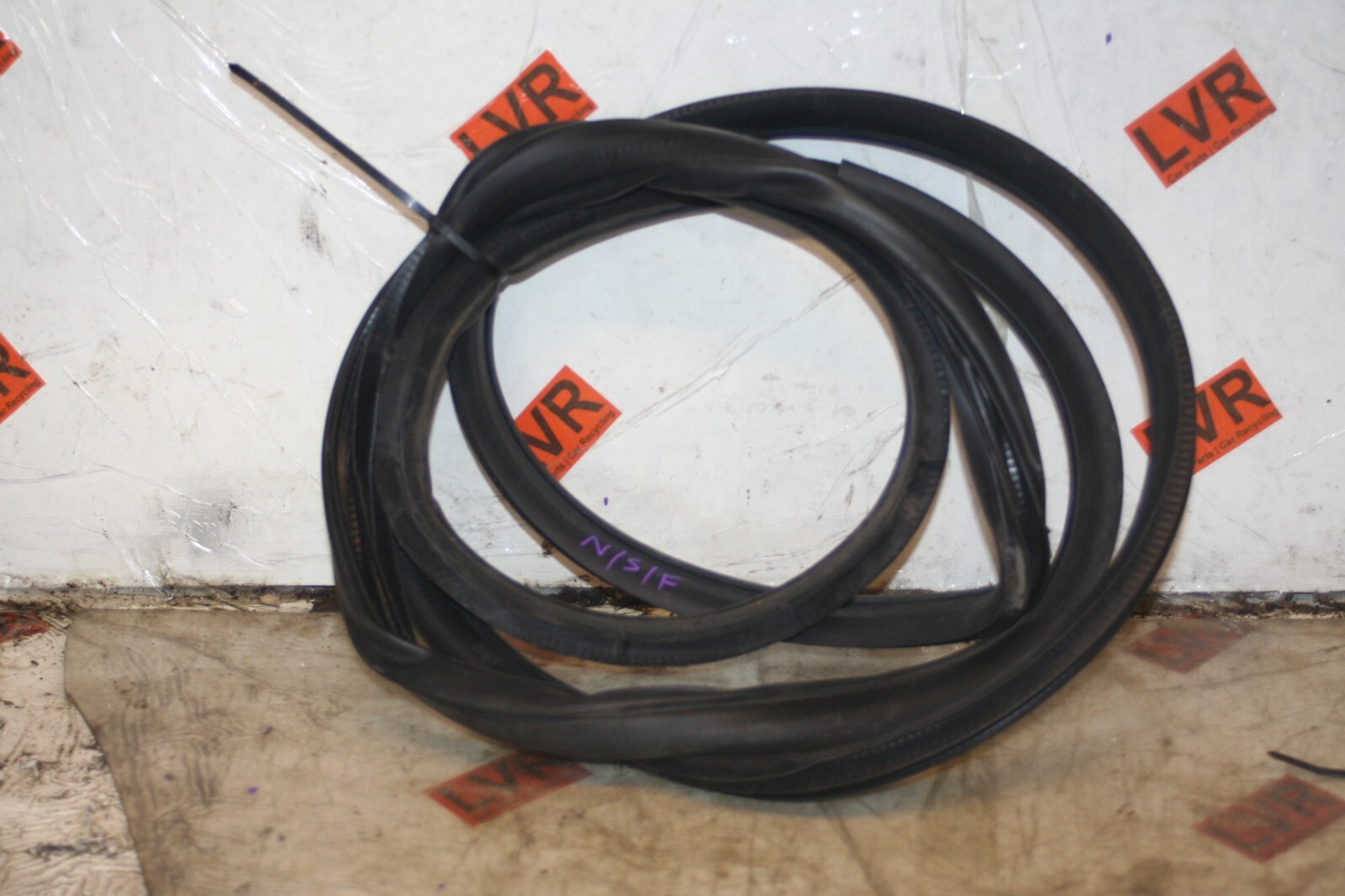 2009 KIA SORENTO. PASSENGER RUBBER SEAL SIDE FRONT