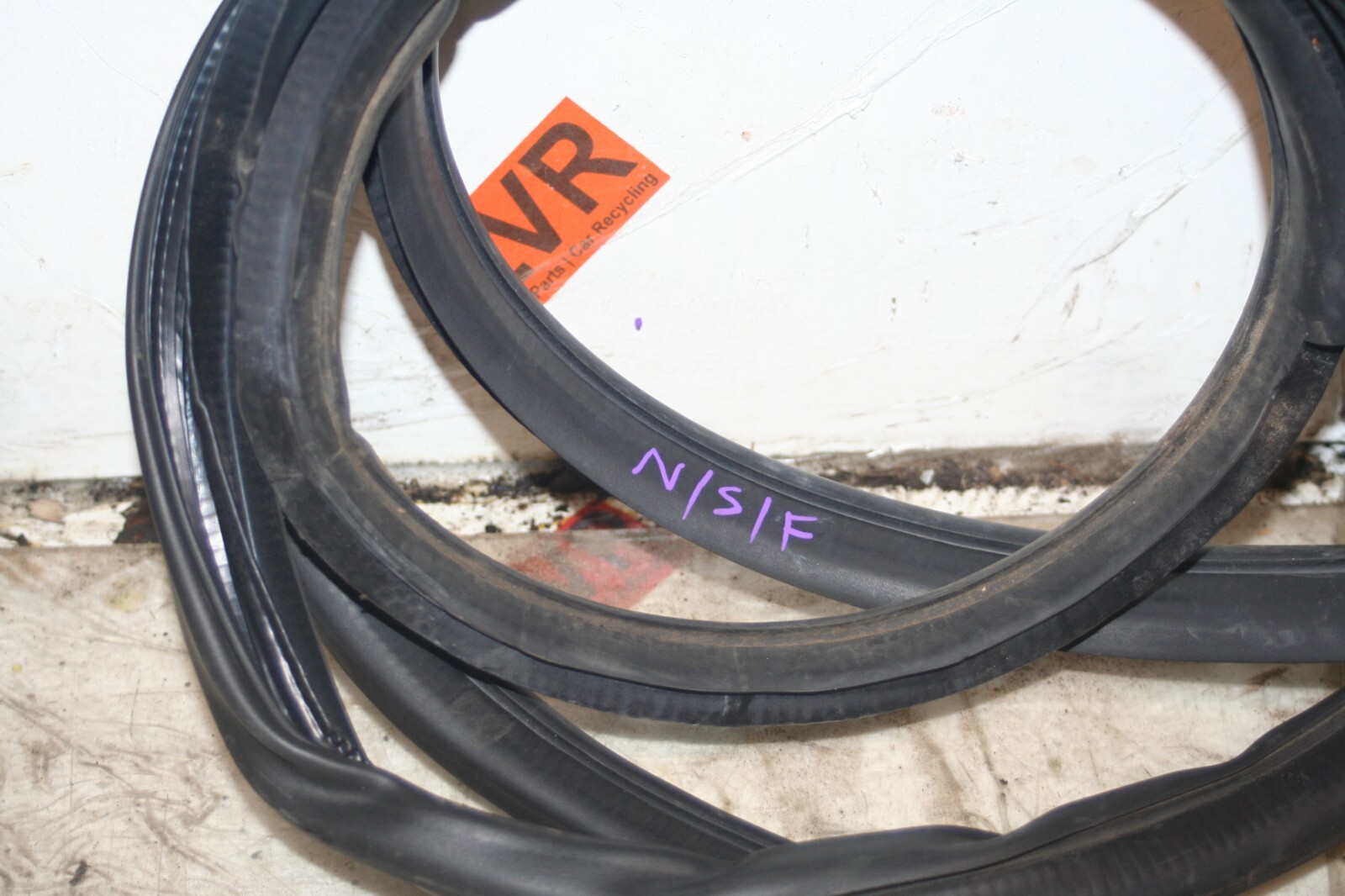 2009 KIA SORENTO. PASSENGER RUBBER SEAL SIDE FRONT - Image 2
