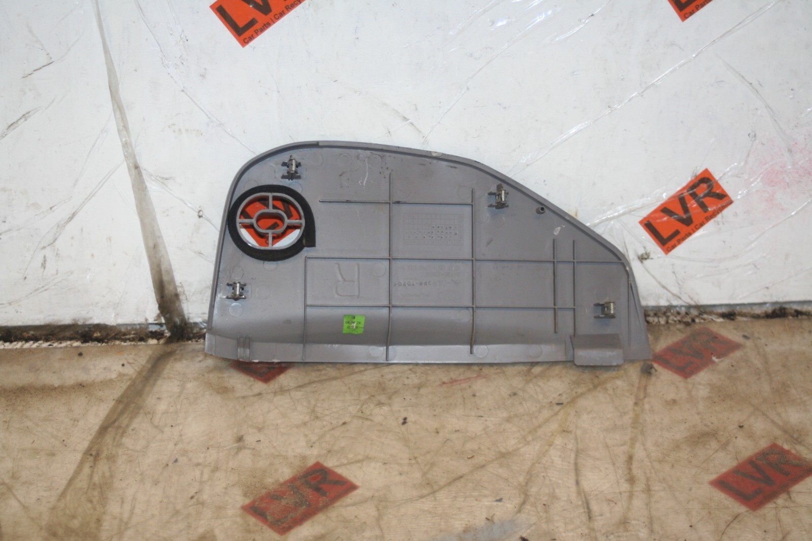 2009 KIA SORENTO. DASH BOARD END TRIM - Image 2