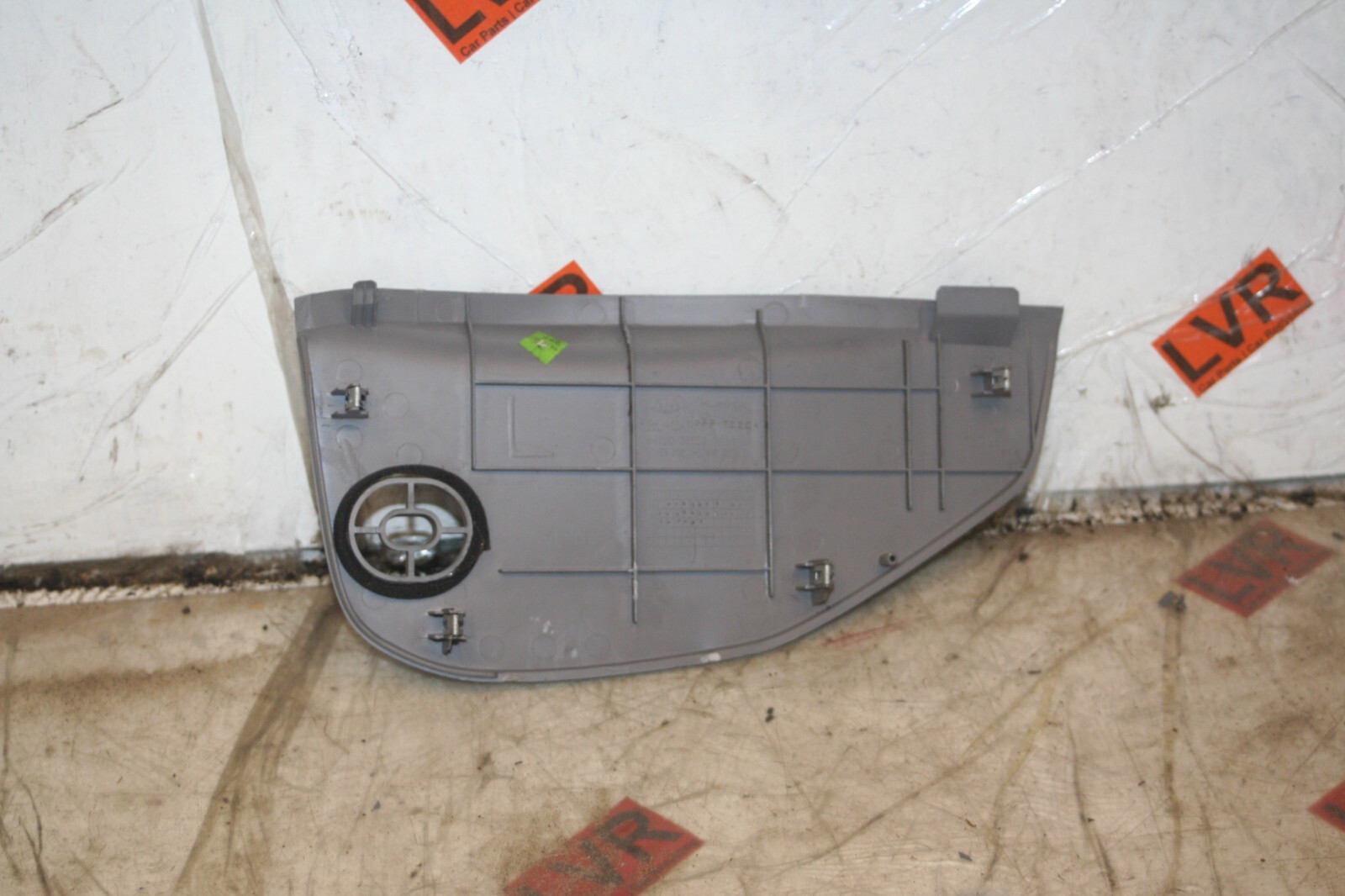 2009 KIA SORENTO. DASH BOARD END TRIM - Image 2