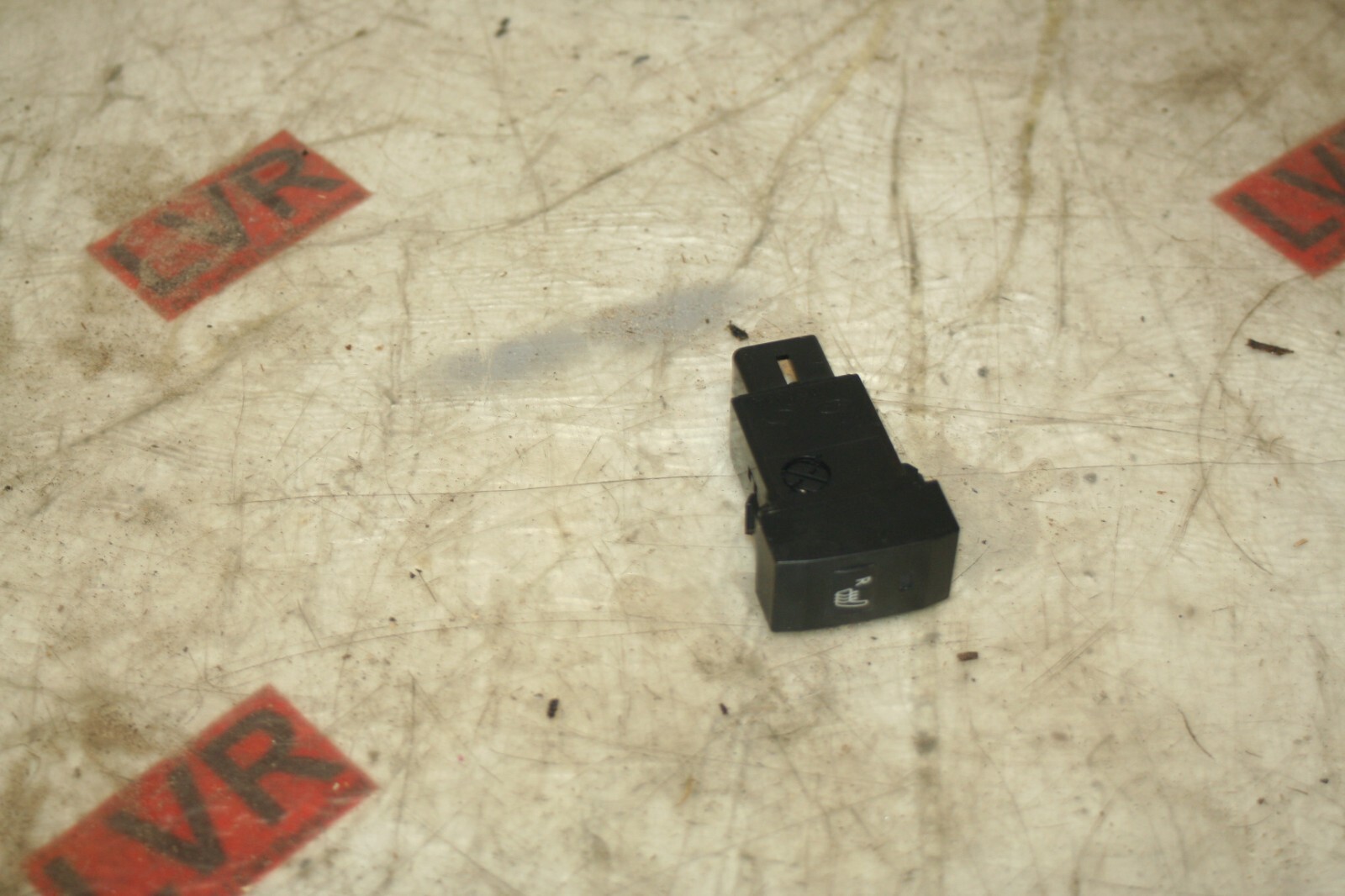 2009 KIA SORENTO. HEATED SEAT BUTTON SWITCH RIGHT