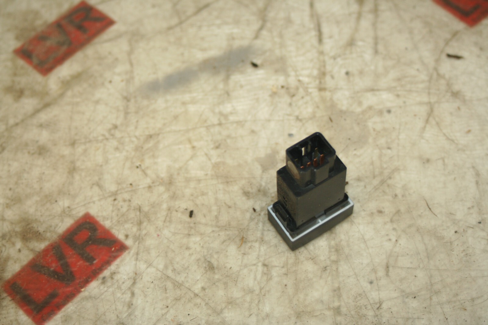 2009 KIA SORENTO. HEATED SEAT BUTTON SWITCH RIGHT - Image 2