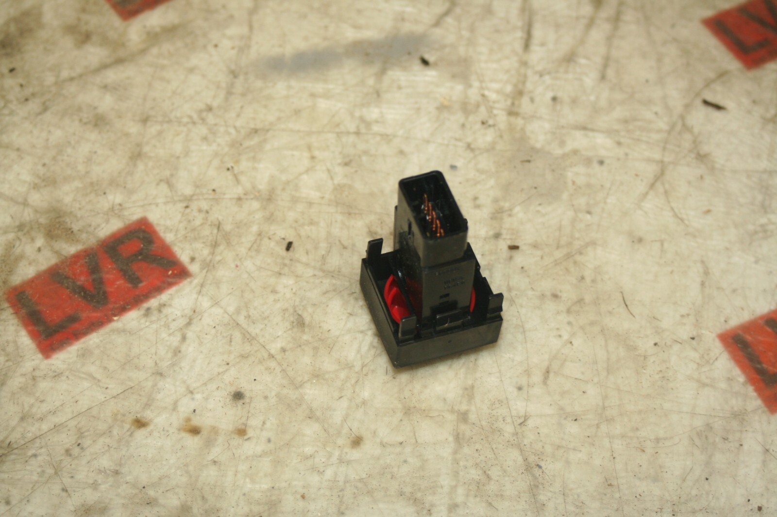 2009 KIA SORENTO. HAZARD SWITCH - Image 2