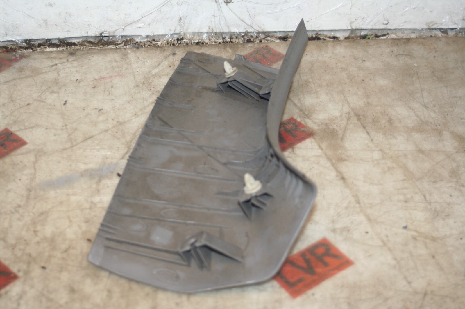 2009 KIA SORENTO. C PILLAR TRIM BOOT TRIM - Image 2