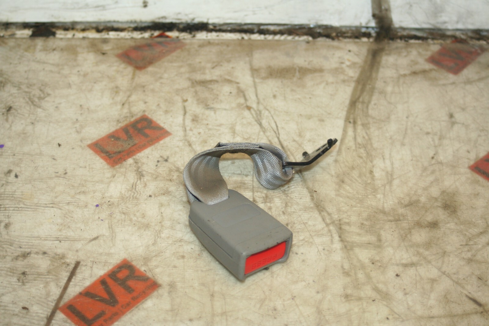 2009 KIA SORENTO. REAR SEAT BELT BUCKLE CLIP