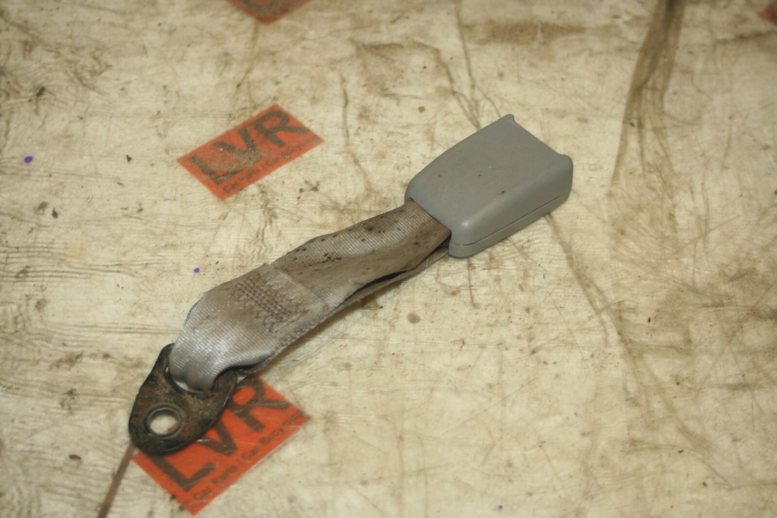 2009 KIA SORENTO. REAR SEAT BELT BUCKLE CLIP