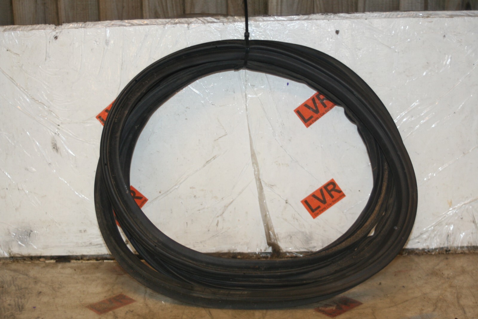 2009 KIA SORENTO. BOOT DOOR RUBBER SEAL - Image 2
