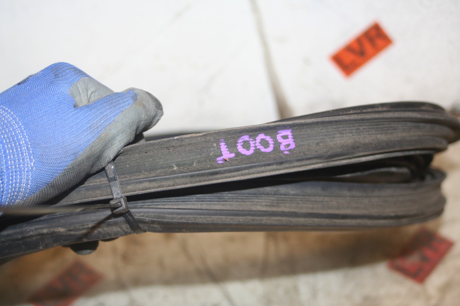 2009 KIA SORENTO. BOOT DOOR RUBBER SEAL - Image 3