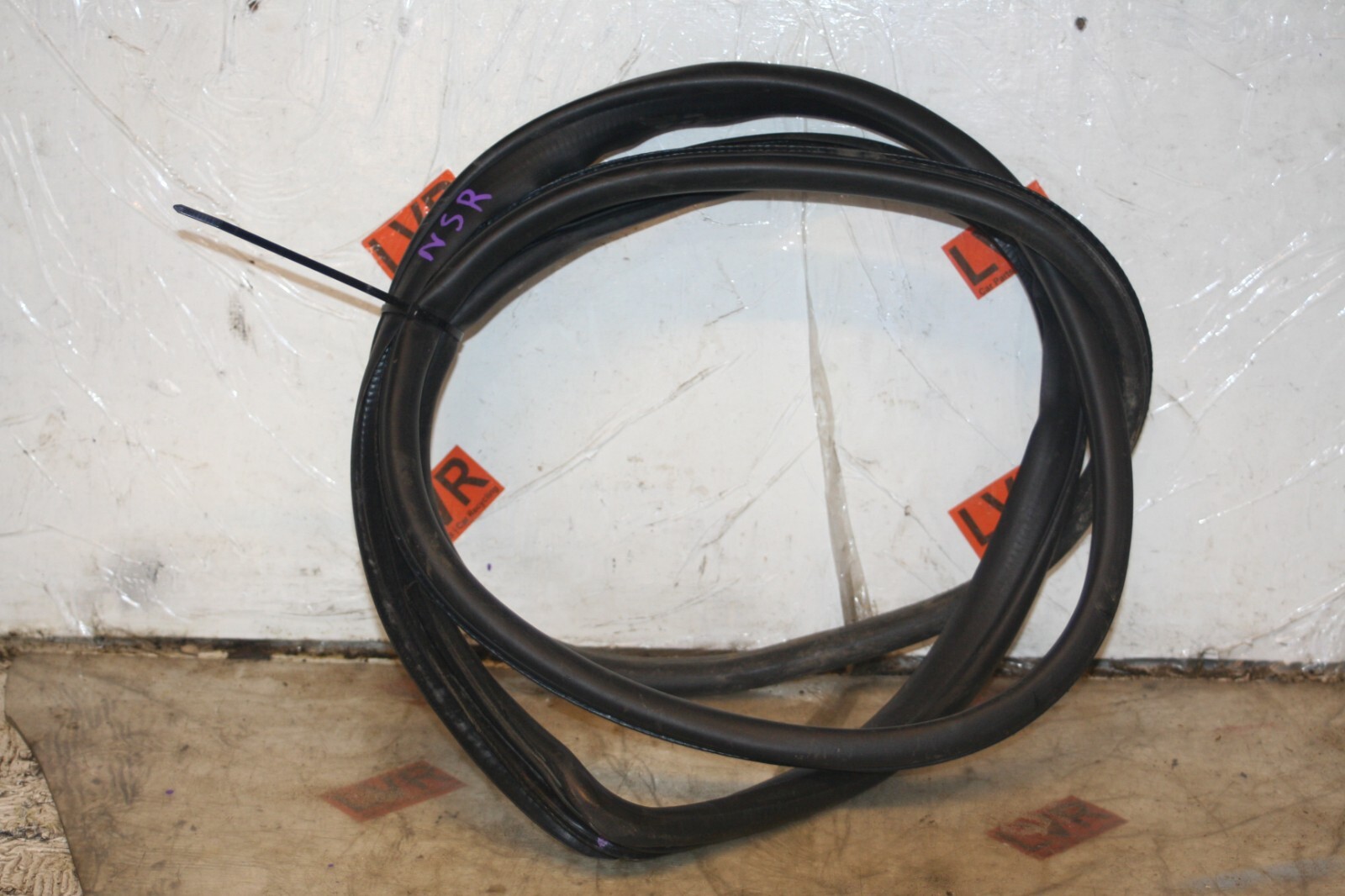 2009 KIA SORENTO. PASSENGER RUBBER SEAL SIDE REAR