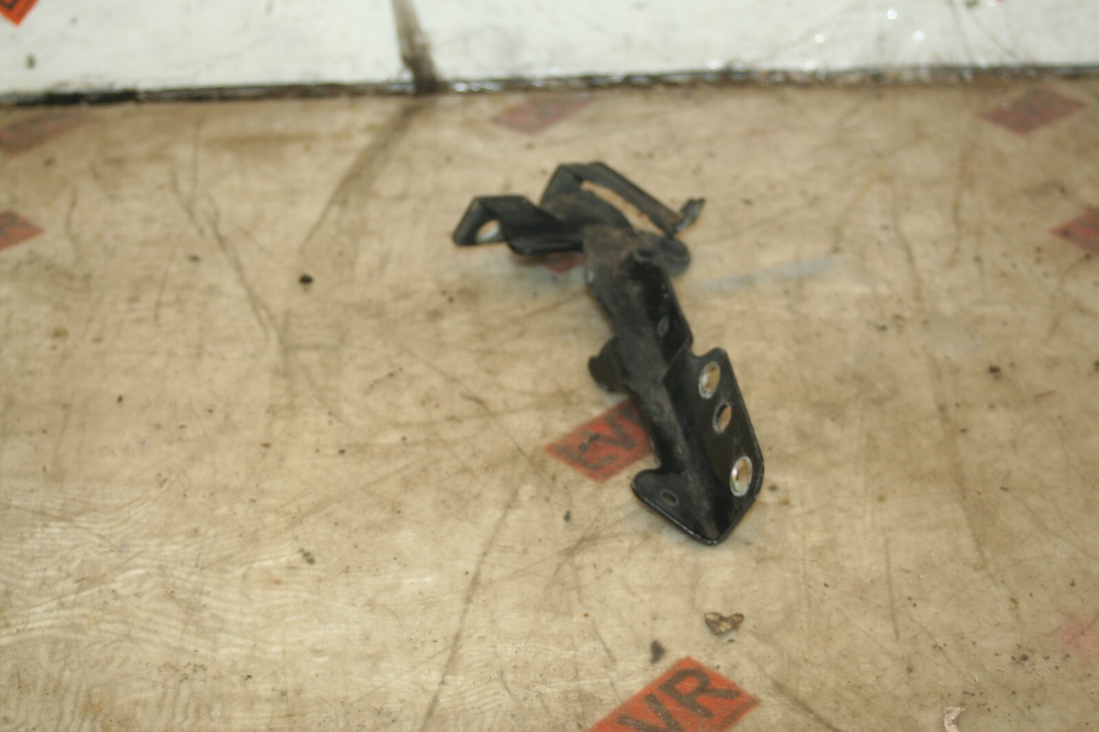 2009 KIA SORENTO. BONNET HINGE - Image 2