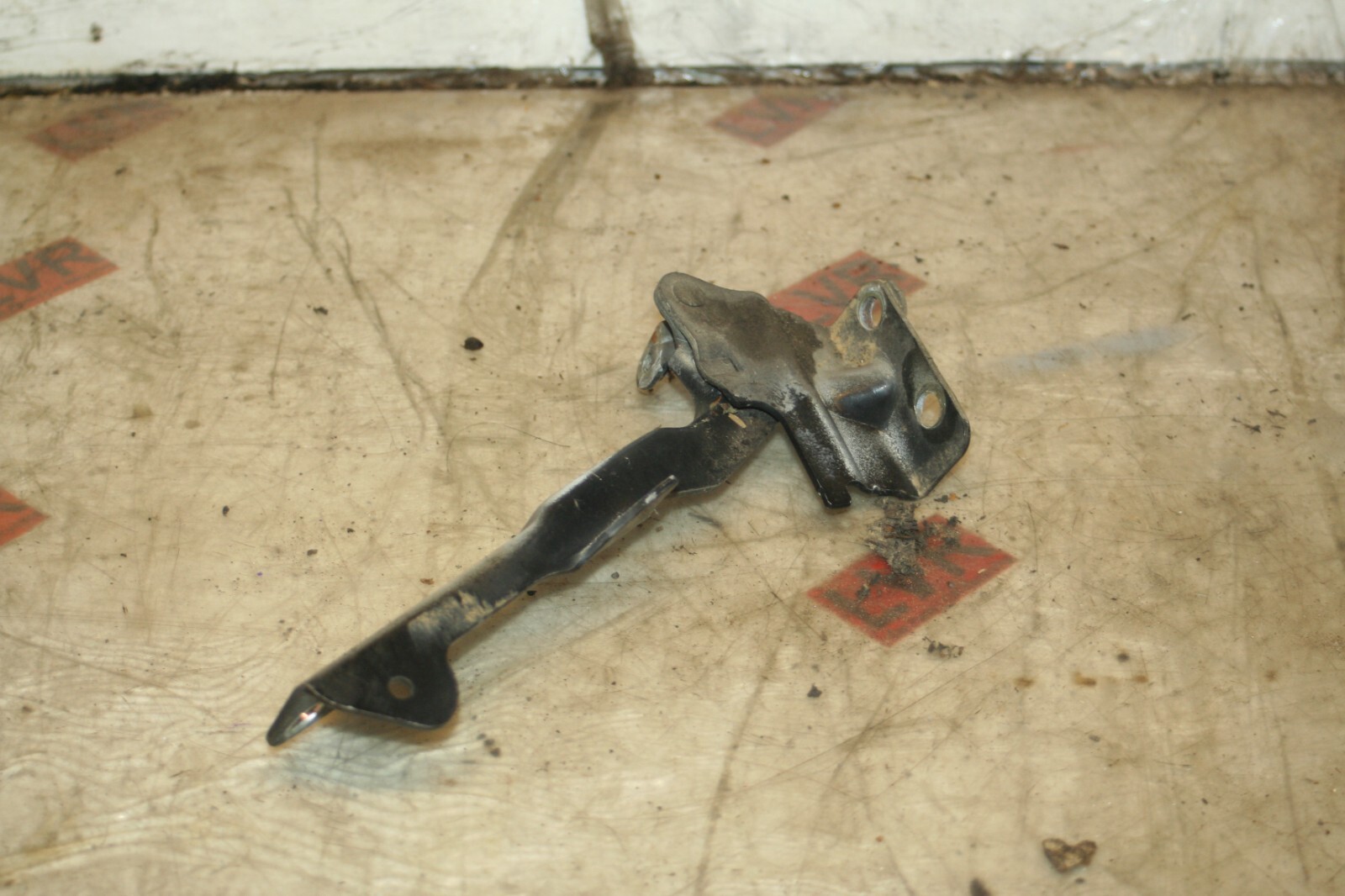 2009 KIA SORENTO. BONNET HINGE - Image 3