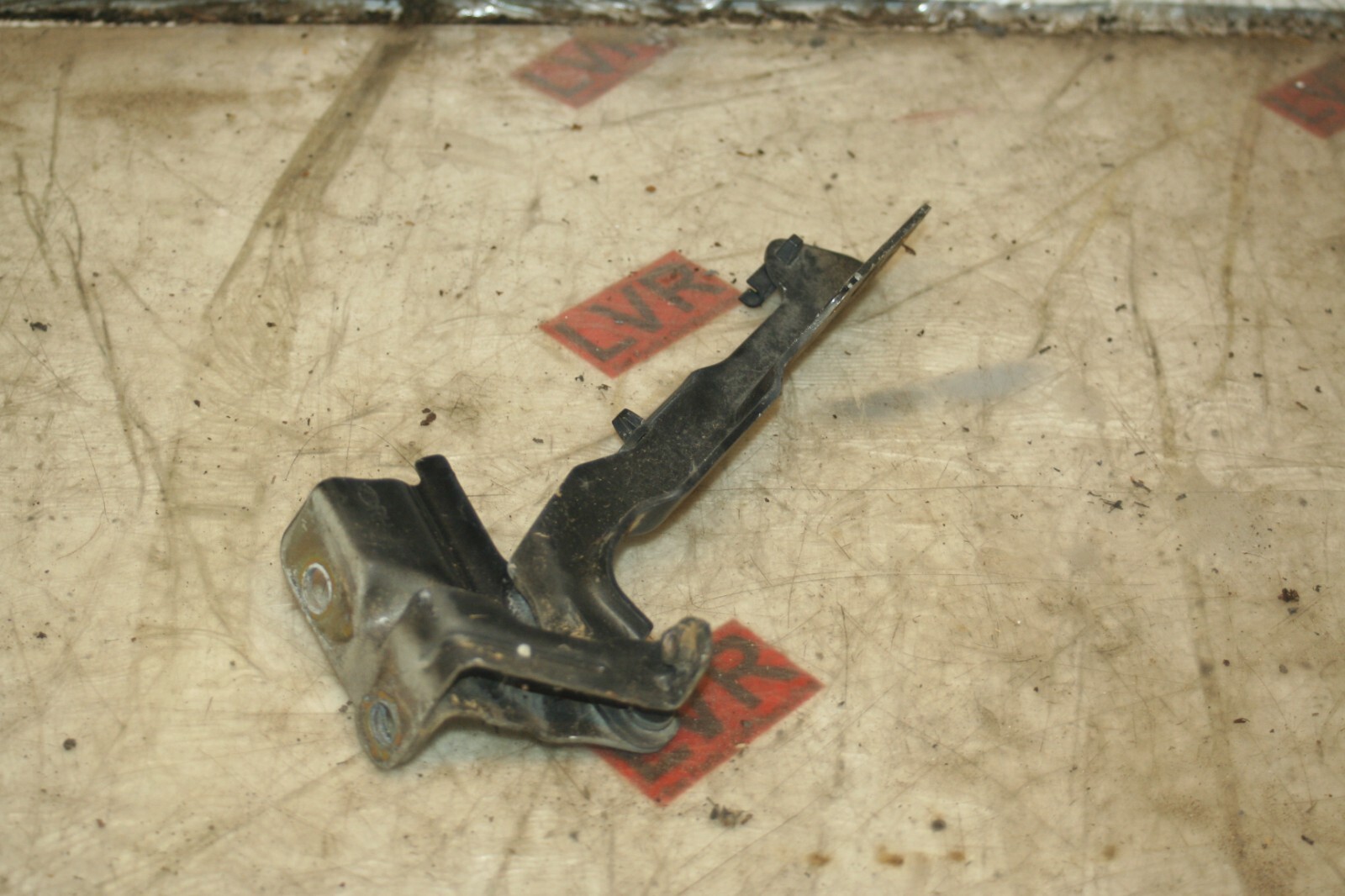 2009 KIA SORENTO. BONNET HINGE - Image 2