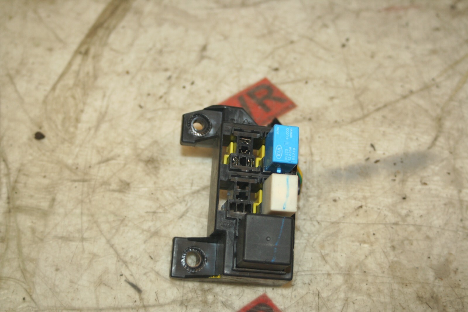 2009 KIA SORENTO. RELAY BOX HOUSING - Image 2