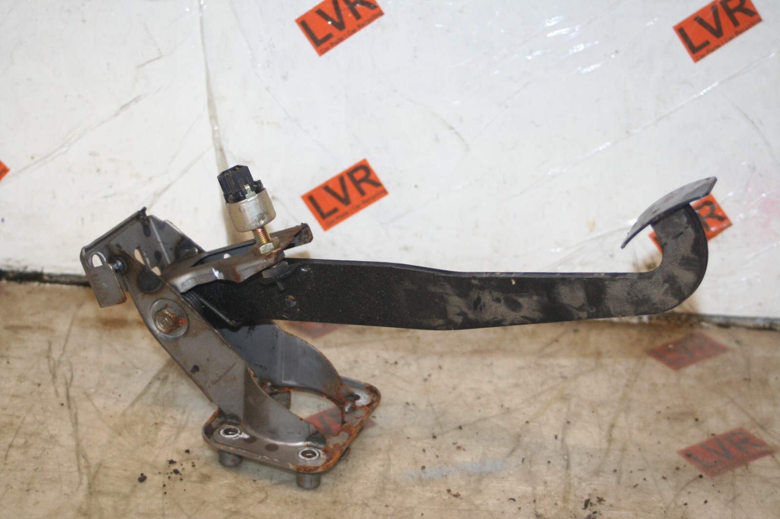 2009 KIA SORENTO. BRAKE PEDAL
