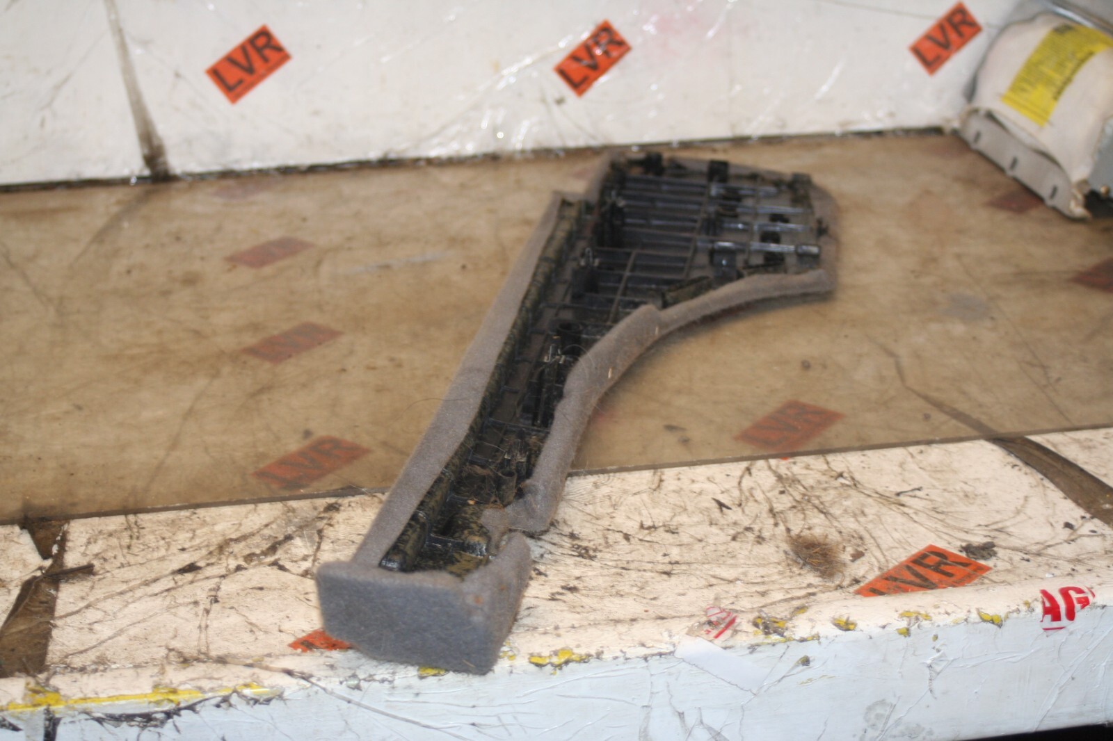 2009 KIA SORENTO. BOOT CARPET SIDE PANEL - Image 2