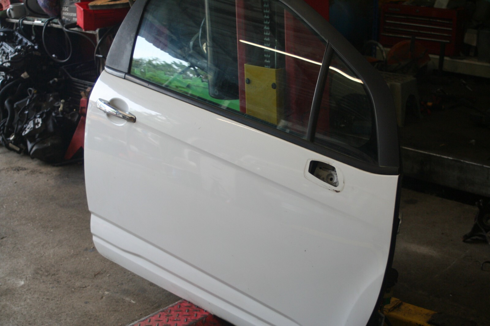 2010 CITROEN DS3. DRIVERS SIDE DOOR IN WHITE NO DOOR CARD OR WING MIRROR