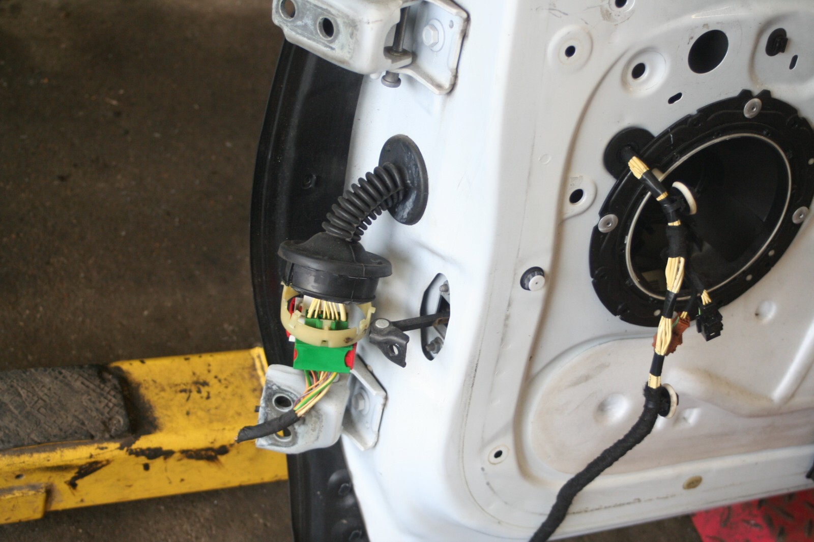 2010 CITROEN DS3. DRIVERS SIDE DOOR IN WHITE NO DOOR CARD OR WING MIRROR - Image 11