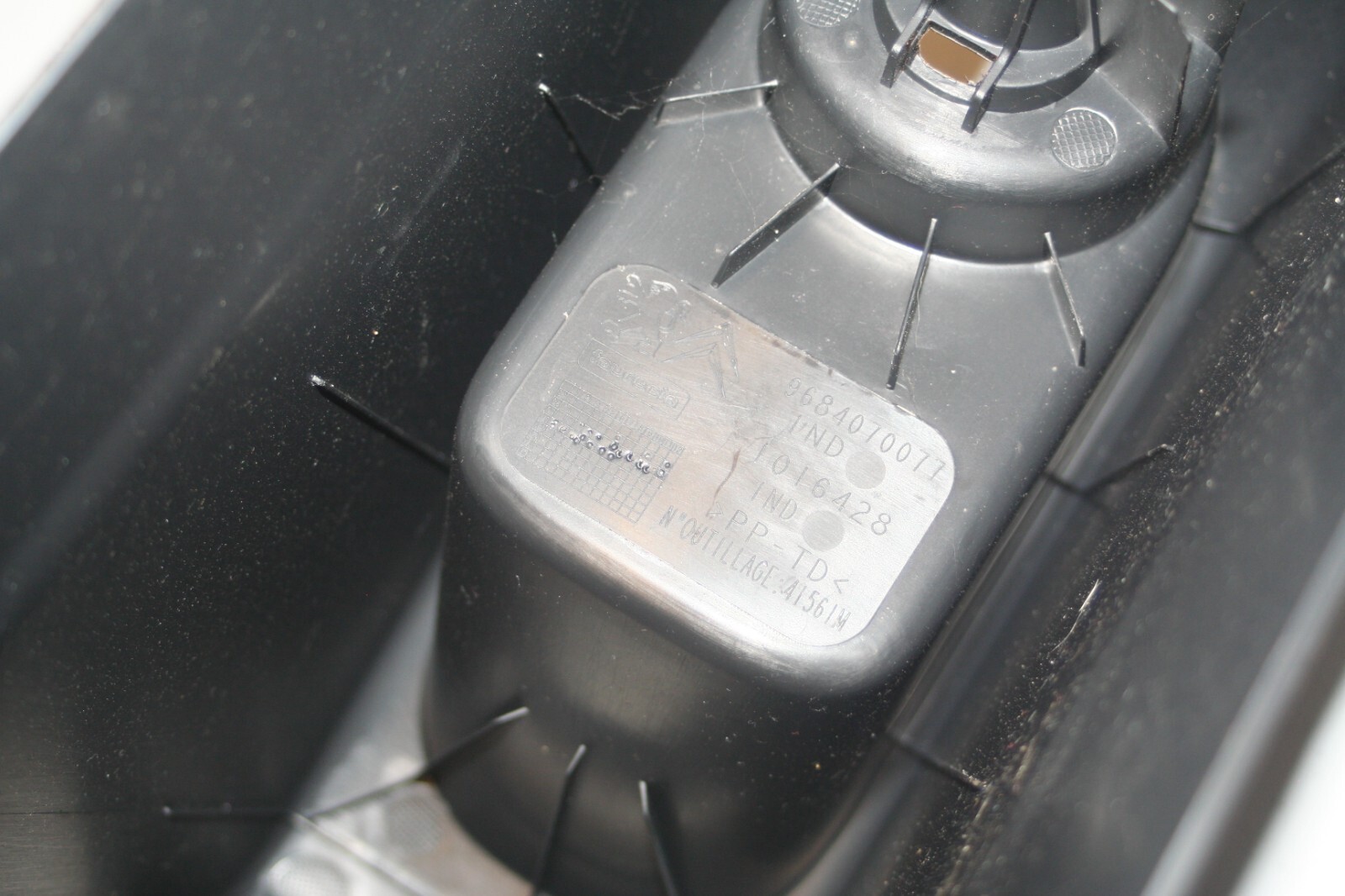 2010 CITROEN DS3. CENTRE CONSOLE 9684070077 - Image 6