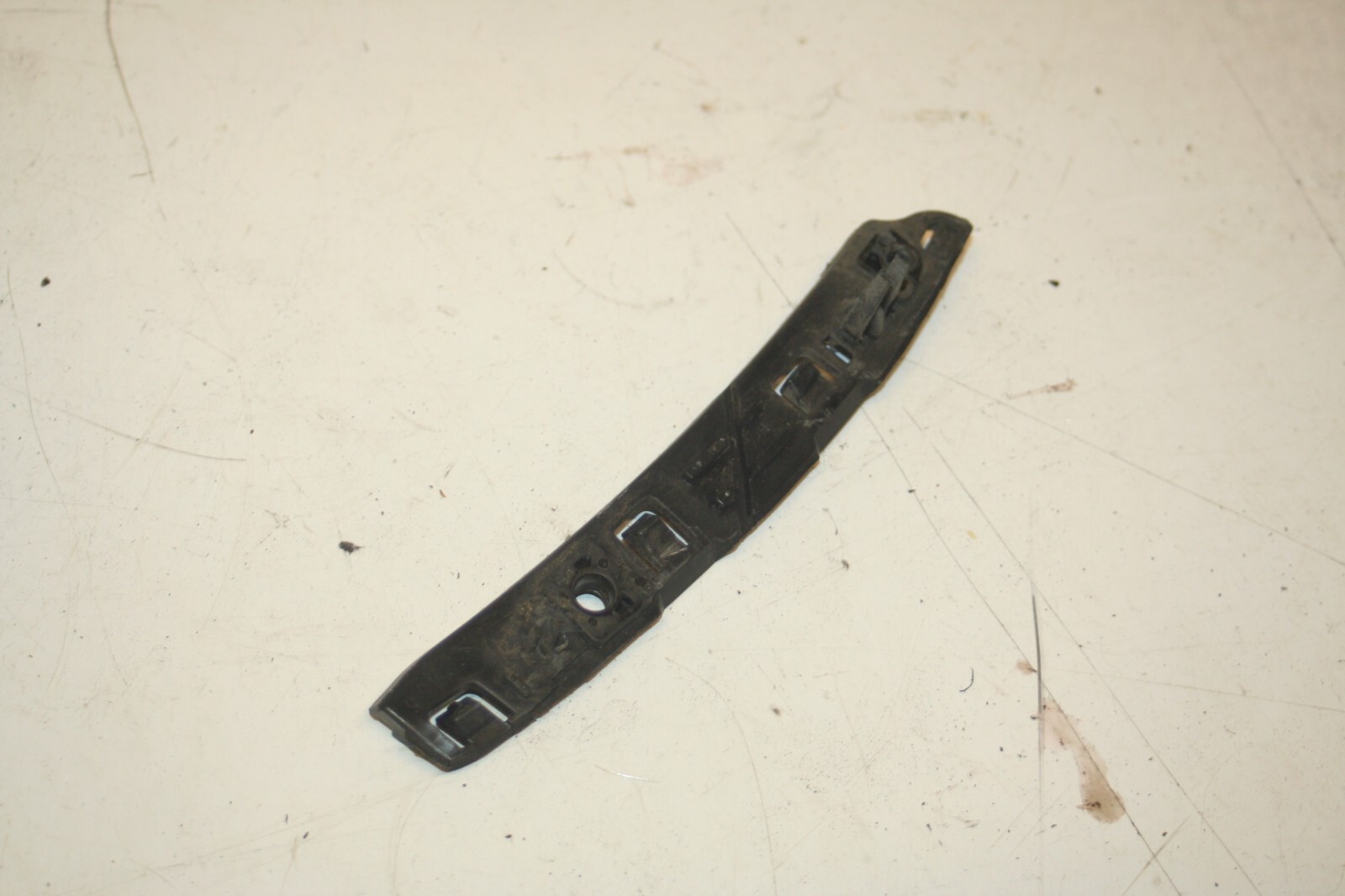 2010 CITROEN DS3. DRIVER SIDE REAR BUMPER BRACKET - Image 3