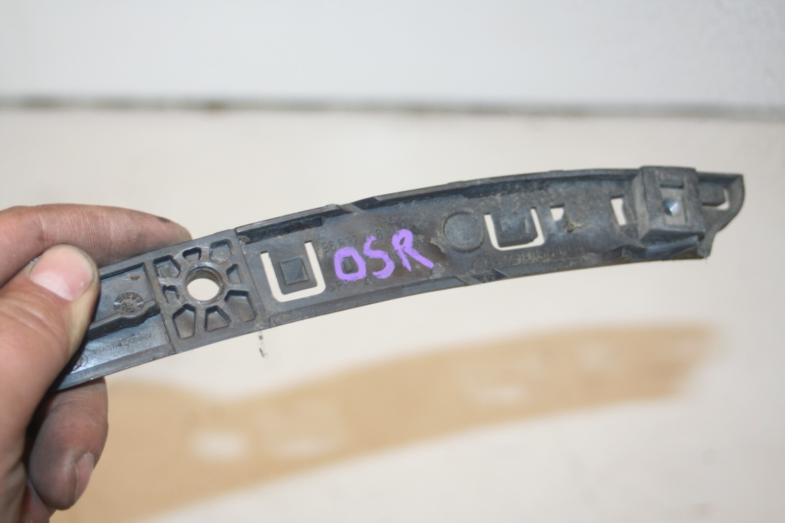 2010 CITROEN DS3. DRIVER SIDE REAR BUMPER BRACKET - Image 4