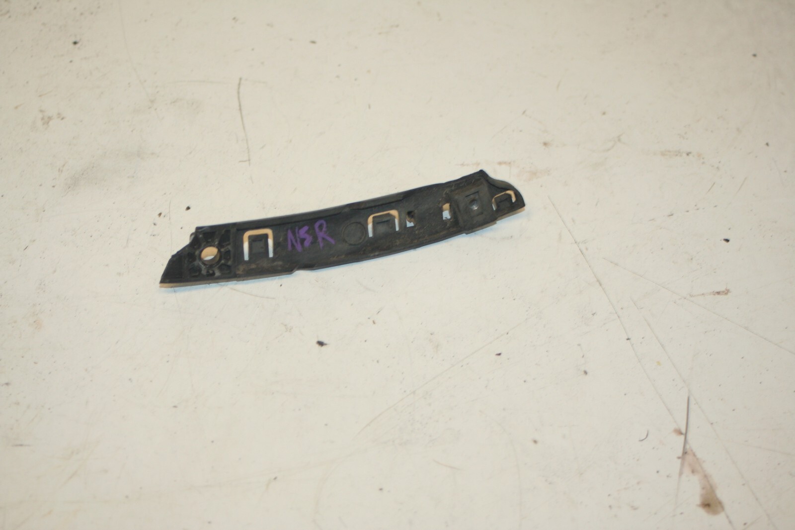 2010 CITROEN DS3. PASSENGER SIDE REAR BUMPER BRACKET