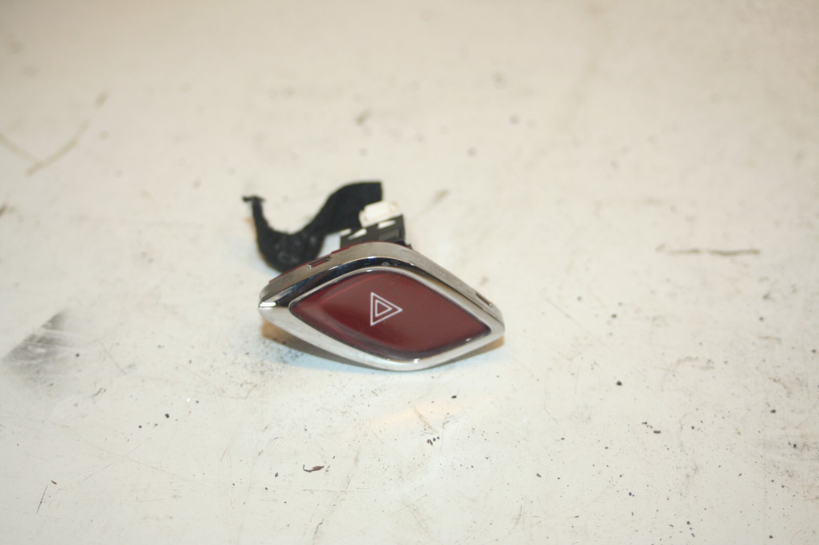 2010 CITROEN DS3. HAZARD SWITCH