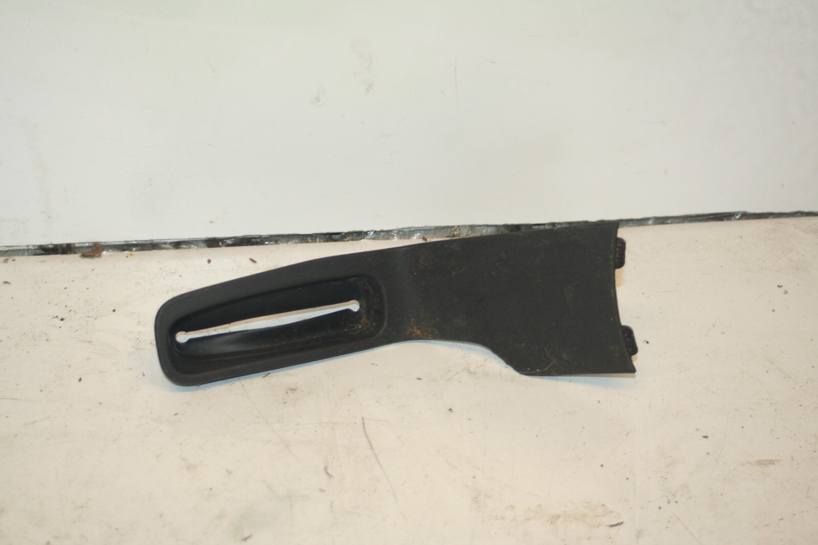 2010 CITROEN DS3. HAND BRAKE SURROUND