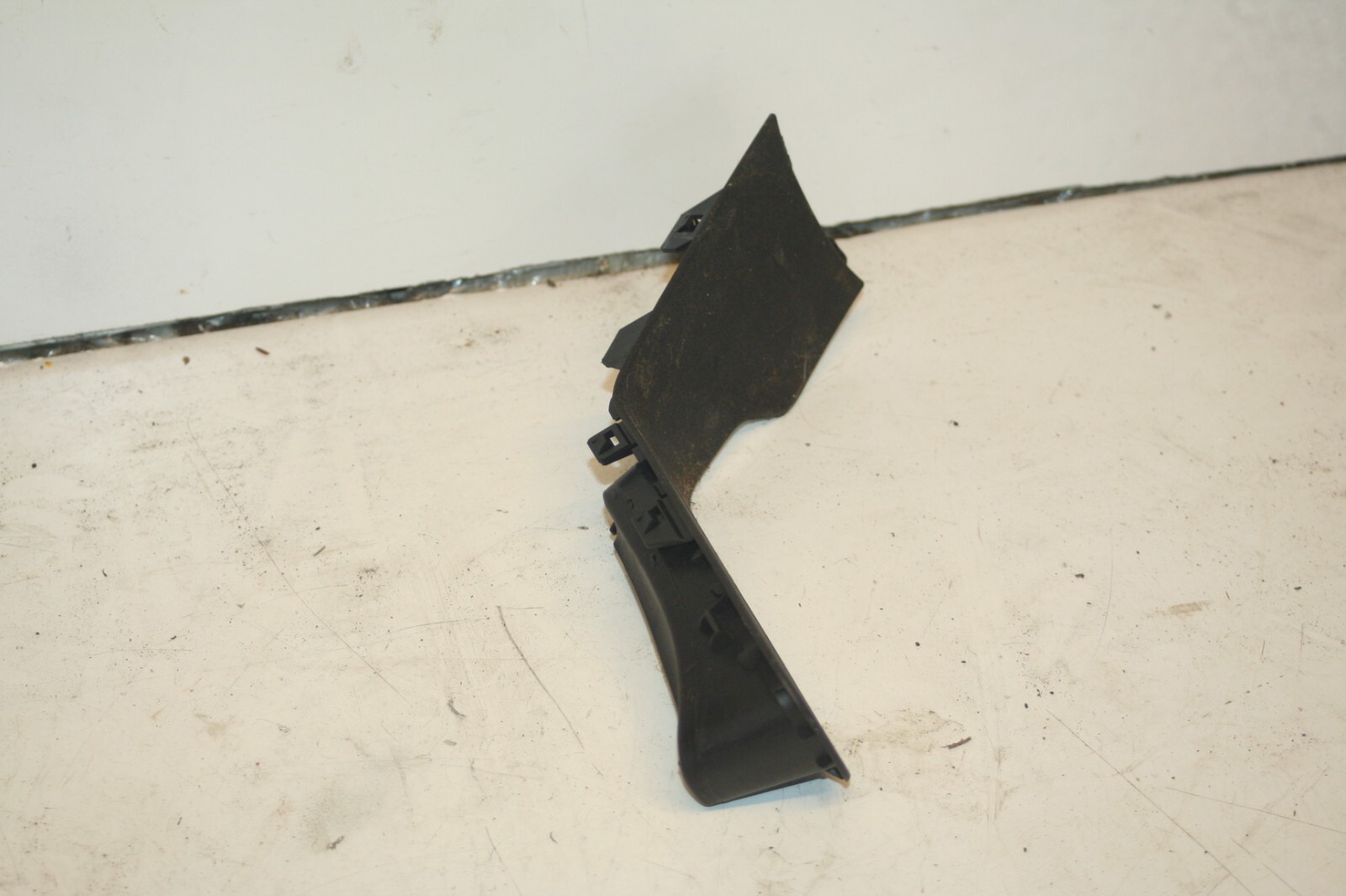 2010 CITROEN DS3. HAND BRAKE SURROUND - Image 2