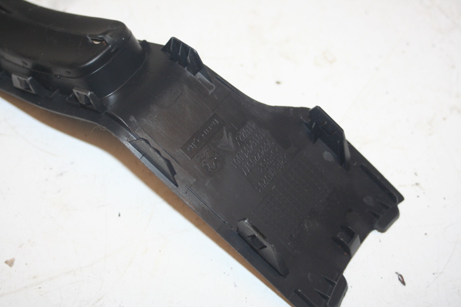 2010 CITROEN DS3. HAND BRAKE SURROUND - Image 4