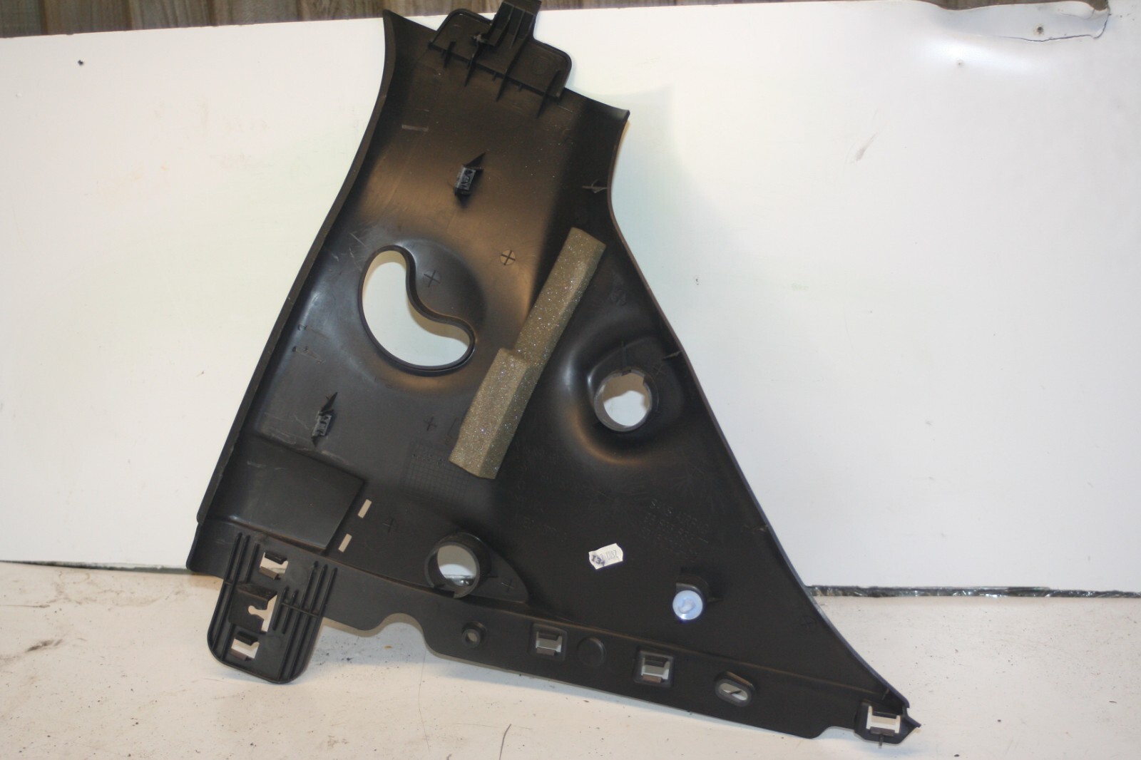 2010 CITROEN DS3. 9683383377 PASSENGER SIDE B PILLAR TRIM - Image 4
