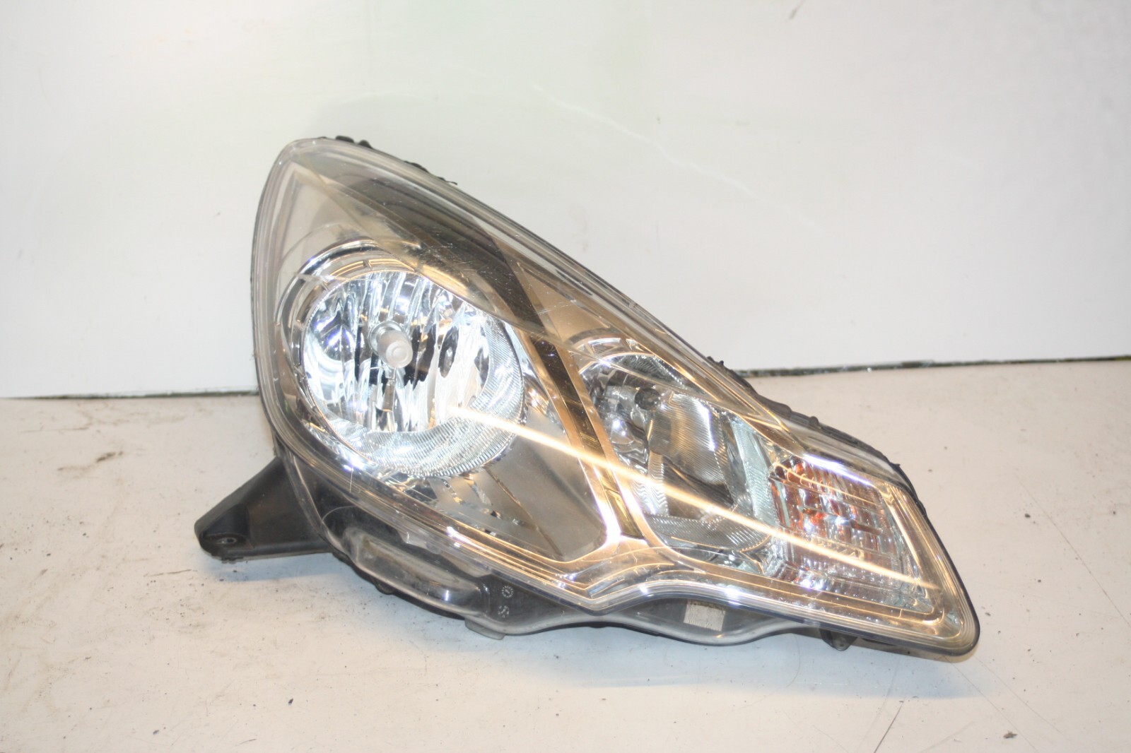 2010 CITROEN DS3. DRIVER SIDE HEAD LIGHT BROKEN BRACKETS DAMAGED