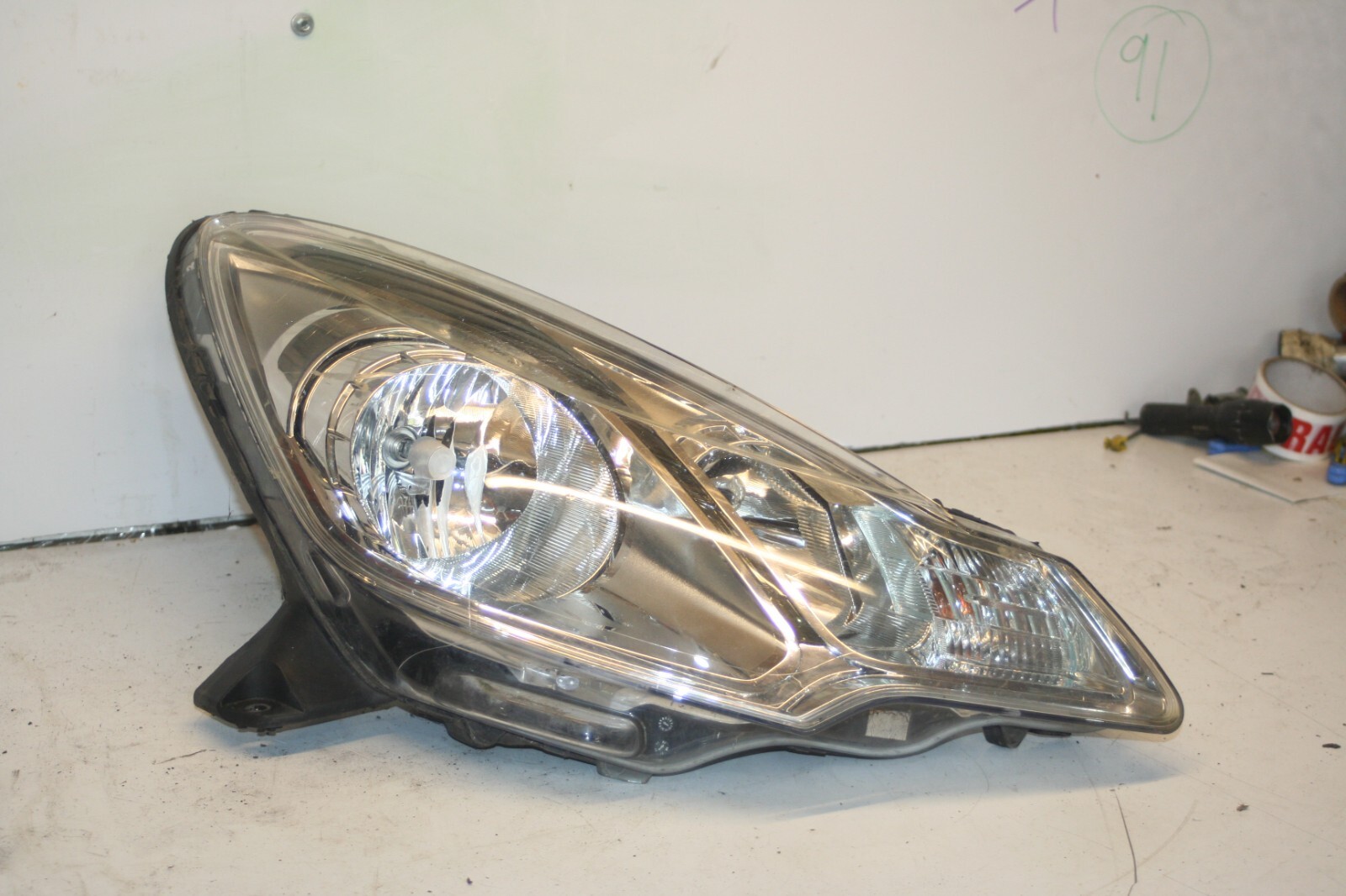 2010 CITROEN DS3. DRIVER SIDE HEAD LIGHT BROKEN BRACKETS DAMAGED - Image 2