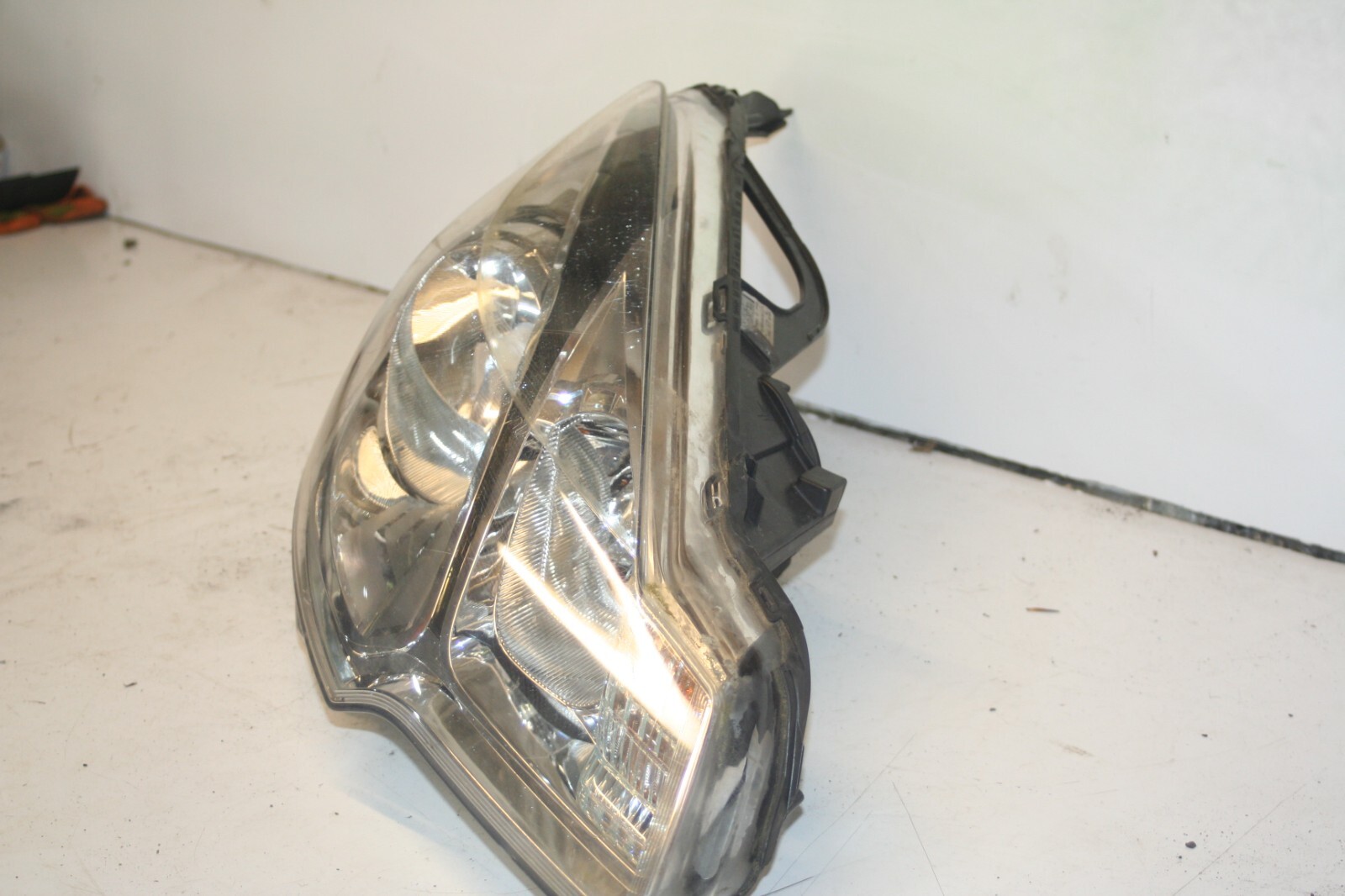 2010 CITROEN DS3. DRIVER SIDE HEAD LIGHT BROKEN BRACKETS DAMAGED - Image 3