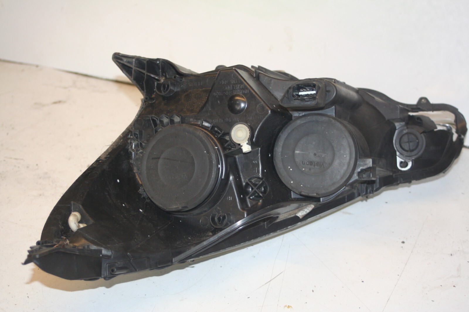 2010 CITROEN DS3. DRIVER SIDE HEAD LIGHT BROKEN BRACKETS DAMAGED - Image 4