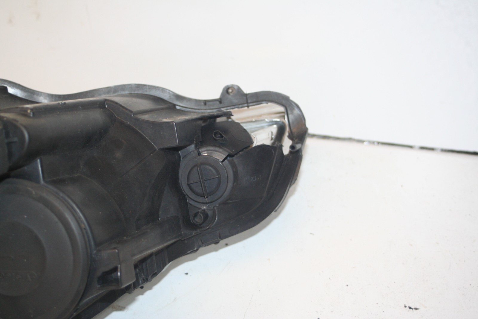 2010 CITROEN DS3. DRIVER SIDE HEAD LIGHT BROKEN BRACKETS DAMAGED - Image 6