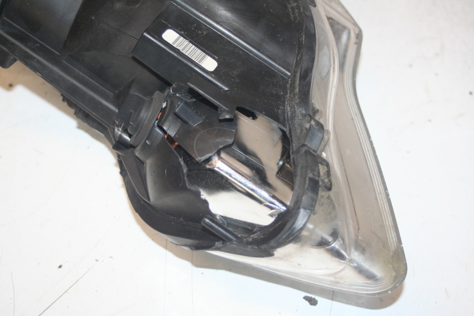 2010 CITROEN DS3. DRIVER SIDE HEAD LIGHT BROKEN BRACKETS DAMAGED - Image 7