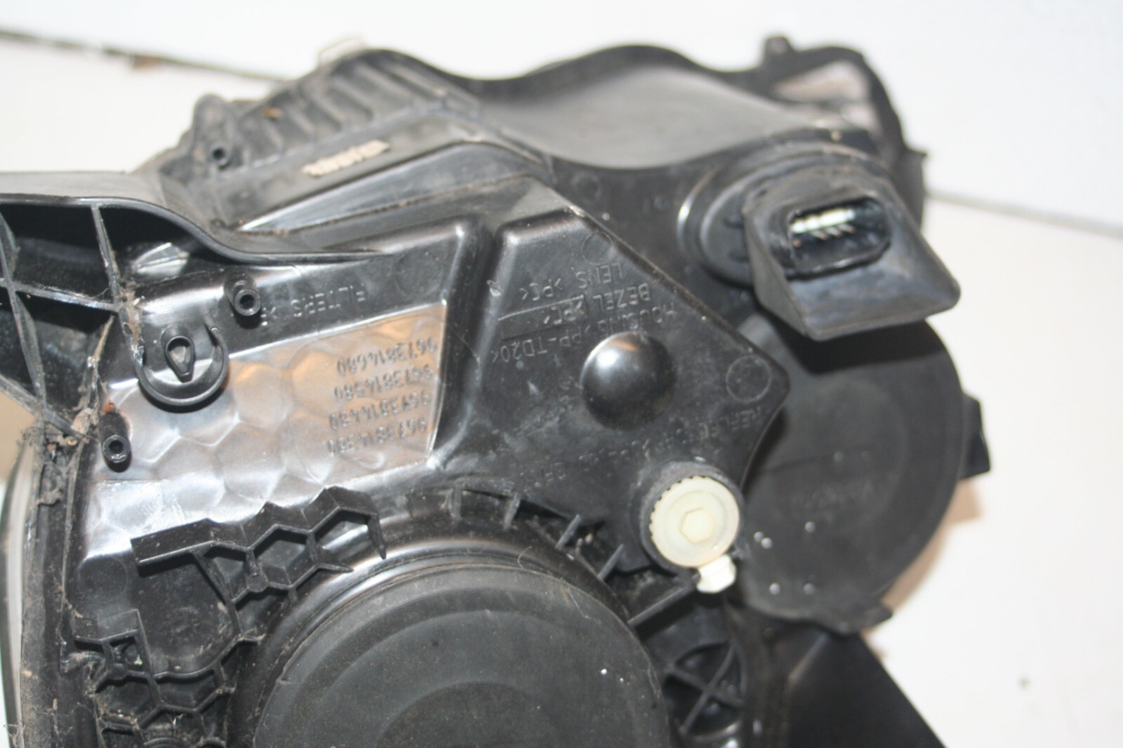 2010 CITROEN DS3. DRIVER SIDE HEAD LIGHT BROKEN BRACKETS DAMAGED - Image 9
