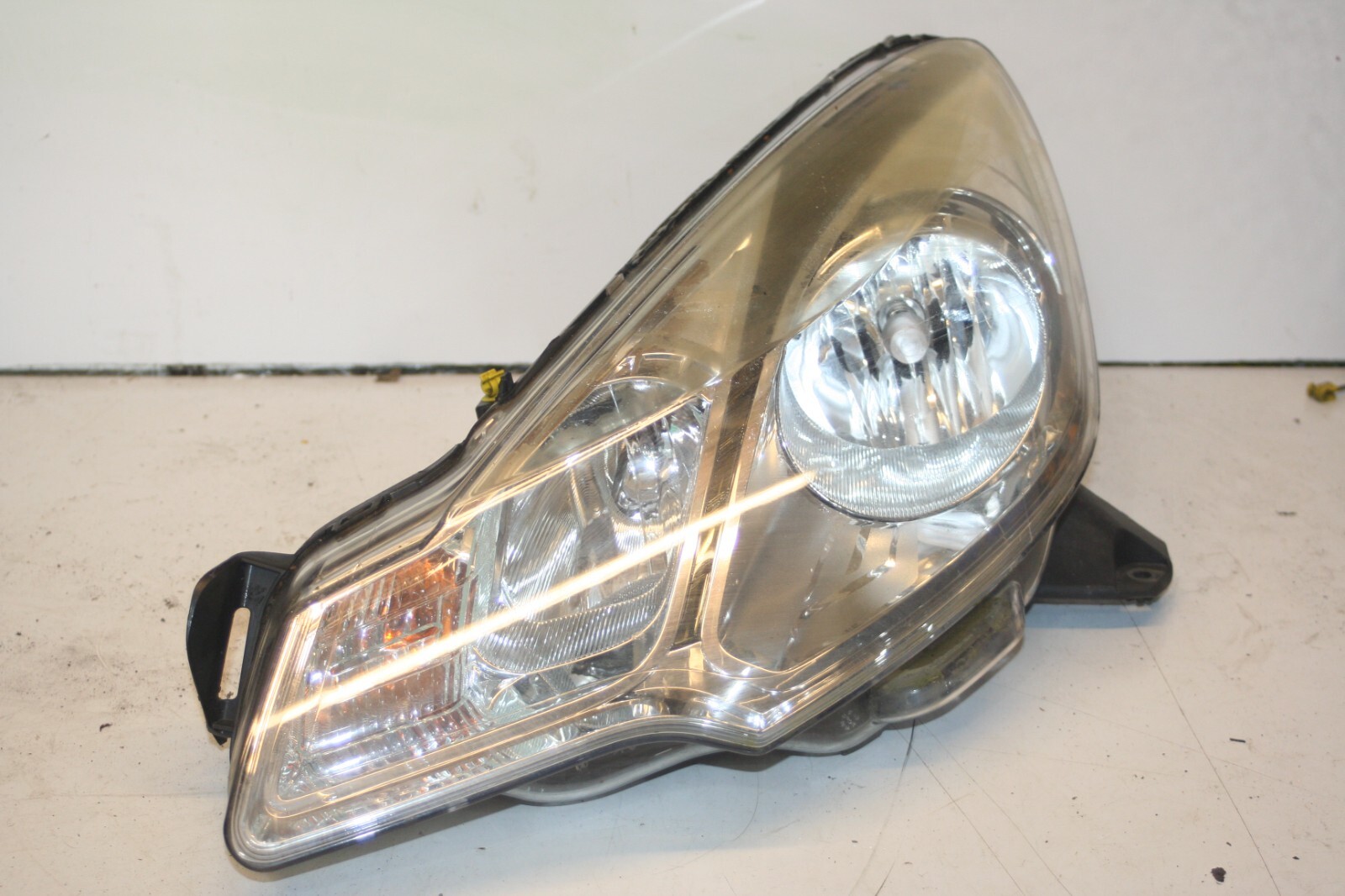 2010 CITROEN DS3. PASSENGER SIDE HEADLIGHT BROKEN BRACKETS