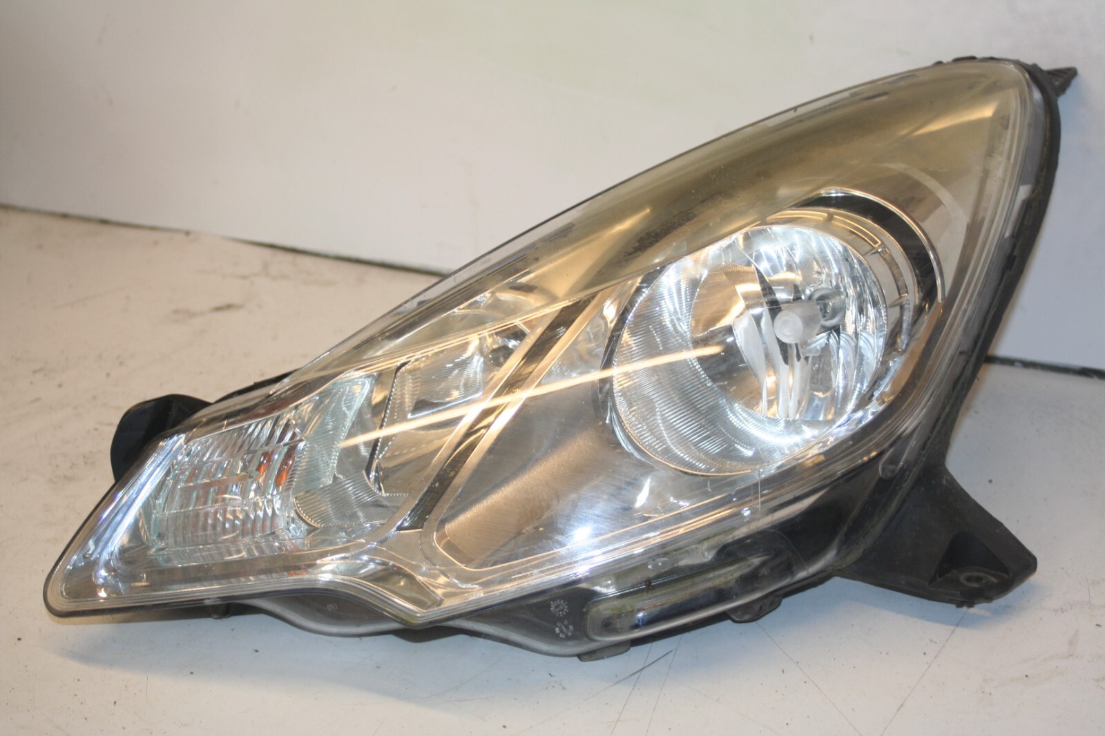 2010 CITROEN DS3. PASSENGER SIDE HEADLIGHT BROKEN BRACKETS - Image 2