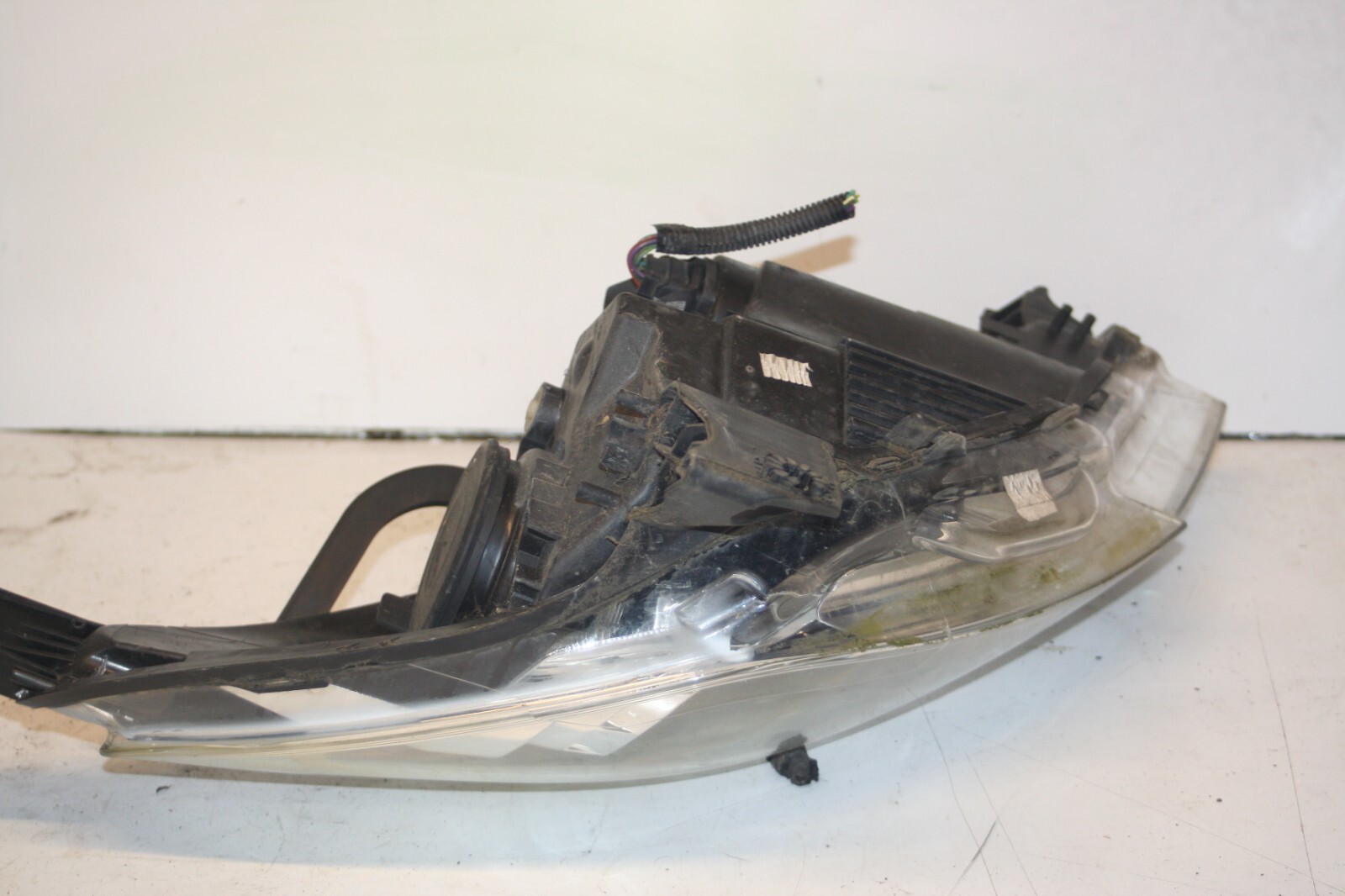 2010 CITROEN DS3. PASSENGER SIDE HEADLIGHT BROKEN BRACKETS - Image 3
