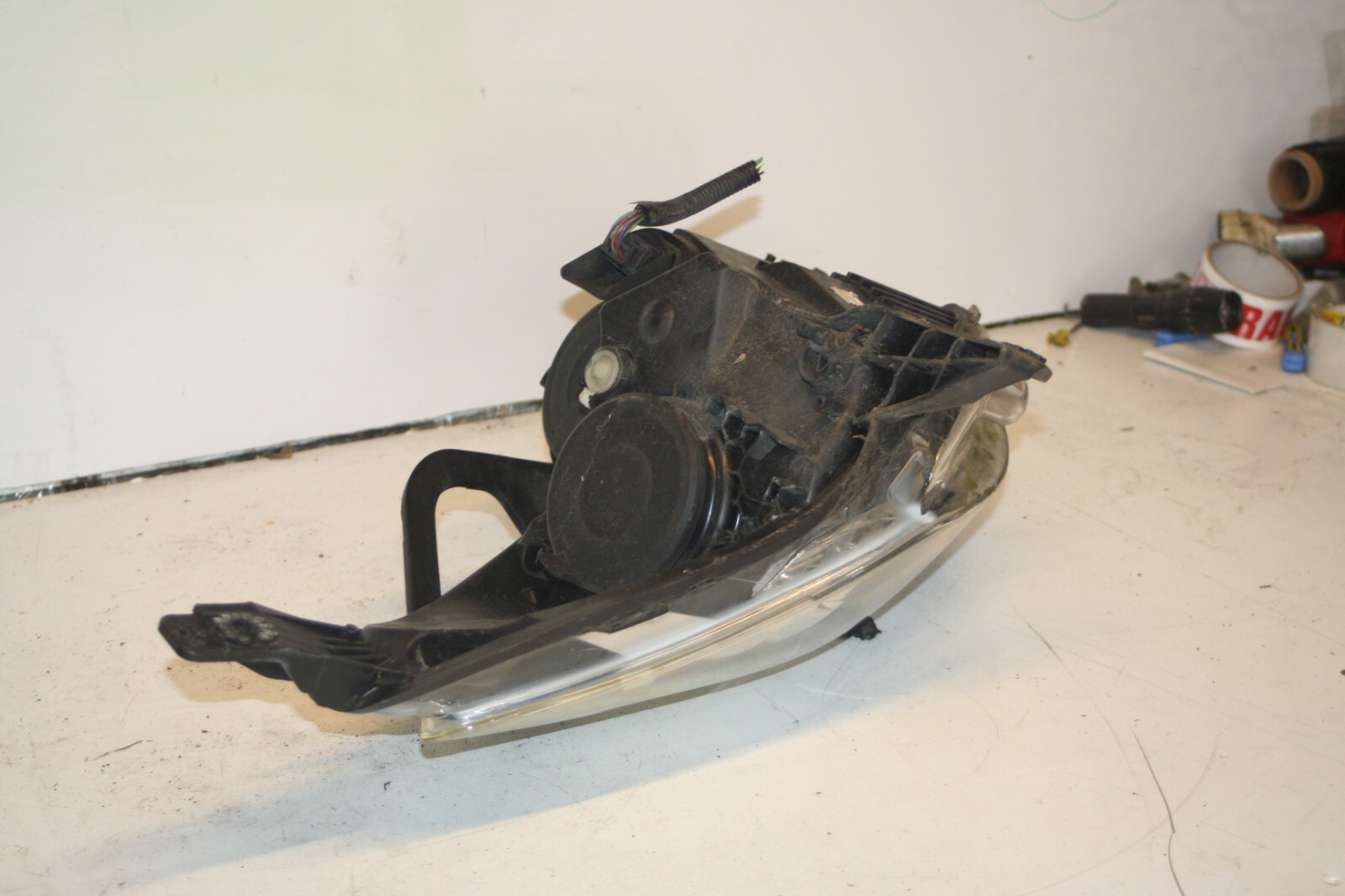 2010 CITROEN DS3. PASSENGER SIDE HEADLIGHT BROKEN BRACKETS - Image 4