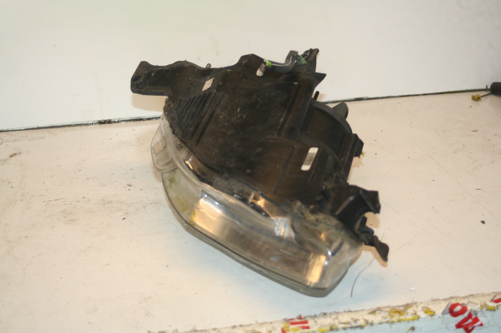 2010 CITROEN DS3. PASSENGER SIDE HEADLIGHT BROKEN BRACKETS - Image 5
