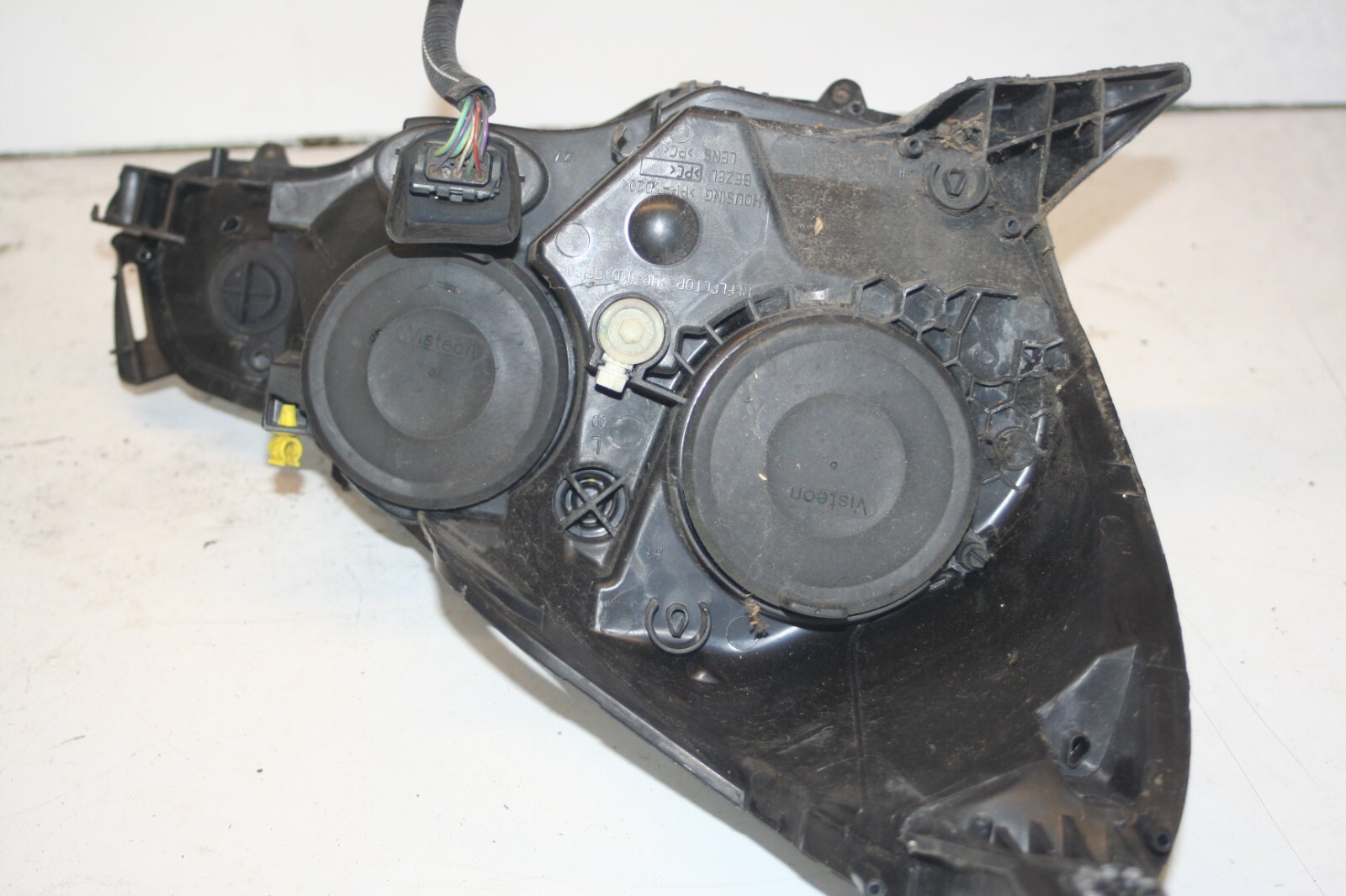 2010 CITROEN DS3. PASSENGER SIDE HEADLIGHT BROKEN BRACKETS - Image 6
