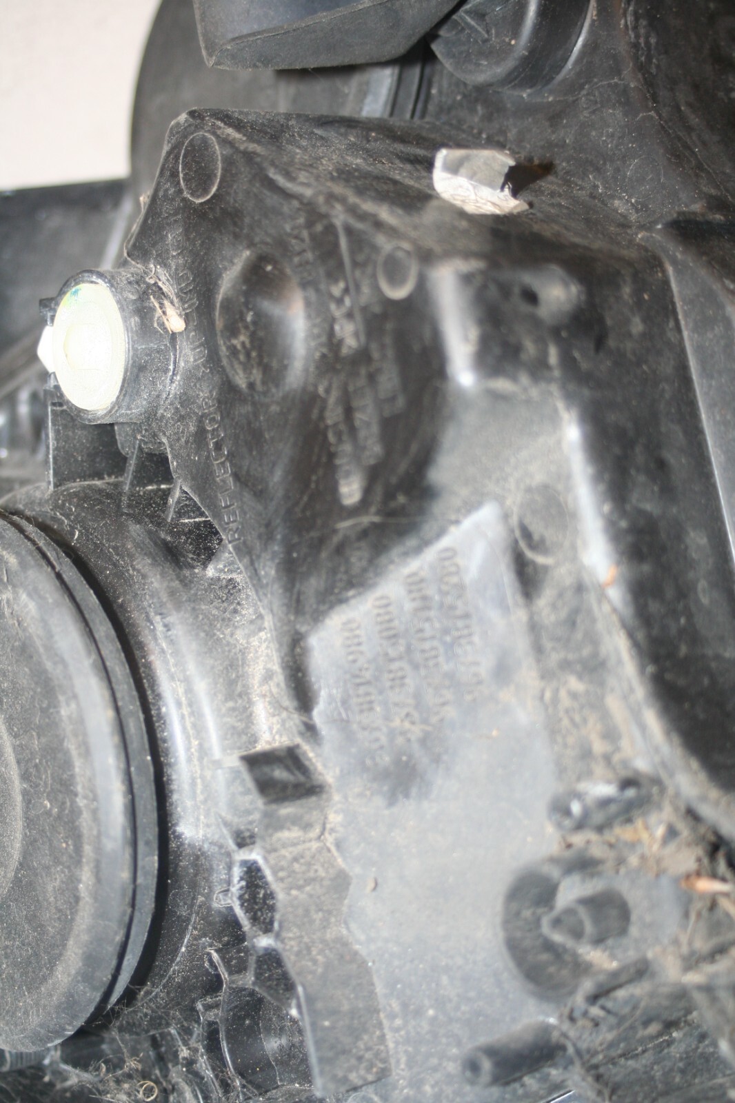 2010 CITROEN DS3. PASSENGER SIDE HEADLIGHT BROKEN BRACKETS - Image 7