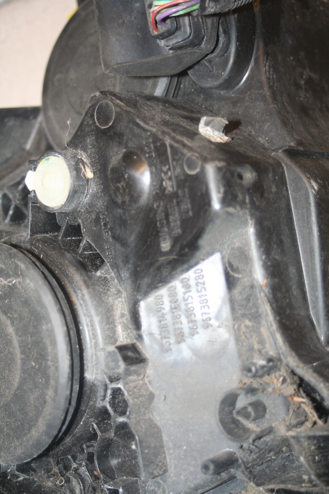 2010 CITROEN DS3. PASSENGER SIDE HEADLIGHT BROKEN BRACKETS - Image 8