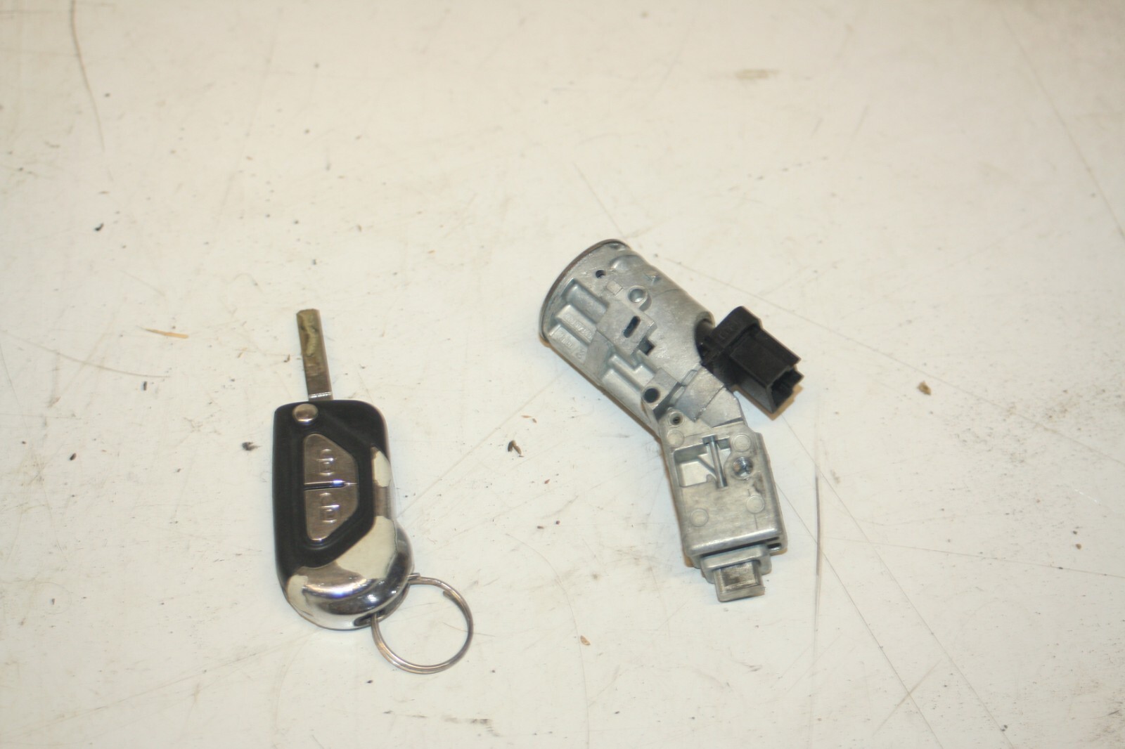 2010 CITROEN DS3. IGNITION BARREL AND KEY + FUEL CAP (1060+61) - Image 3