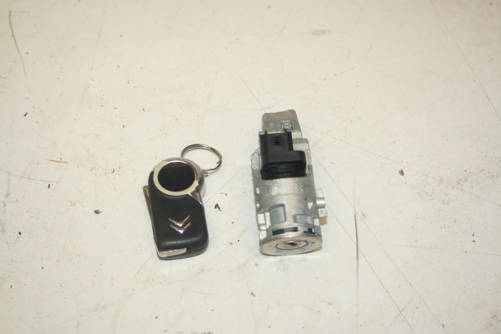 2010 CITROEN DS3. IGNITION BARREL AND KEY + FUEL CAP (1060+61) - Image 4