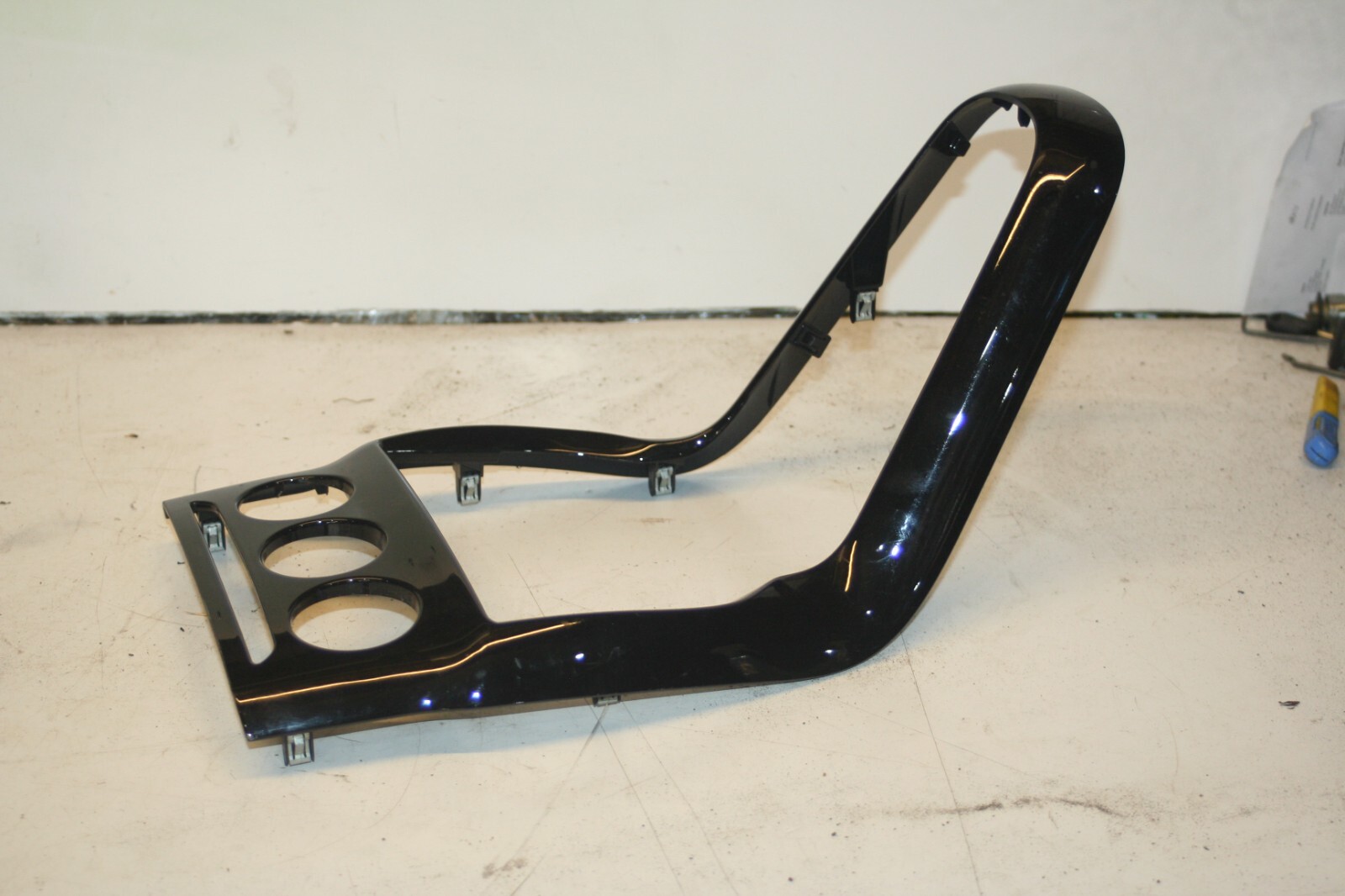 2010 CITROEN DS3. CENTRE CONSOLE BLACK TRIM - Image 3